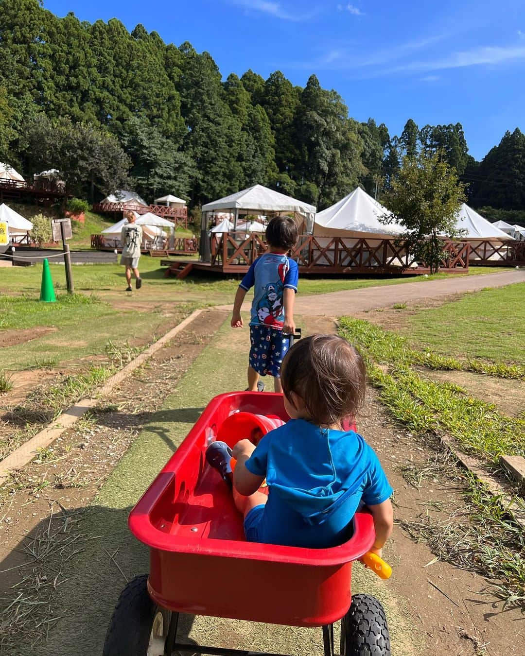 下田美咲さんのインスタグラム写真 - (下田美咲Instagram)「初めてのグランピング。可愛かったー癒されたー。子どもと過ごす夏はとても楽しい。  #グランピング #1歳5ヶ月 #4歳」9月5日 0時40分 - shimodamisaki815