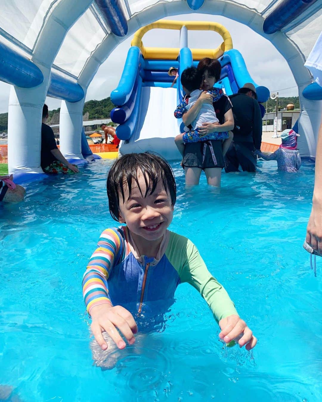 渡香奈さんのインスタグラム写真 - (渡香奈Instagram)「この夏も @nala_jp のスイムパンツが大活躍しました😆👙1枚目の去年買った形は泳ぐ用に、2枚目の今年のワイドパンツは街はもちろんアウトドアにも頼もしい限り💪🏻✨本当履きやすくて、濡れても気にならなくて、形可愛くて最高☀️ 勝浦のウォーターアイランドも息子のダンスの発表会も、週の半分くらいスイムパンツで過ごしてた！w まだ2学期始まったばかりだけど、夏休みが恋しい〜〜😂 #スイムウエア #swim #nala #スイムパンツ #ラッシュガード #チェック水着 #mikomori #勝浦 #ウォーターアイランド #アスレチック #beach #summer」9月5日 1時10分 - kanarina1261