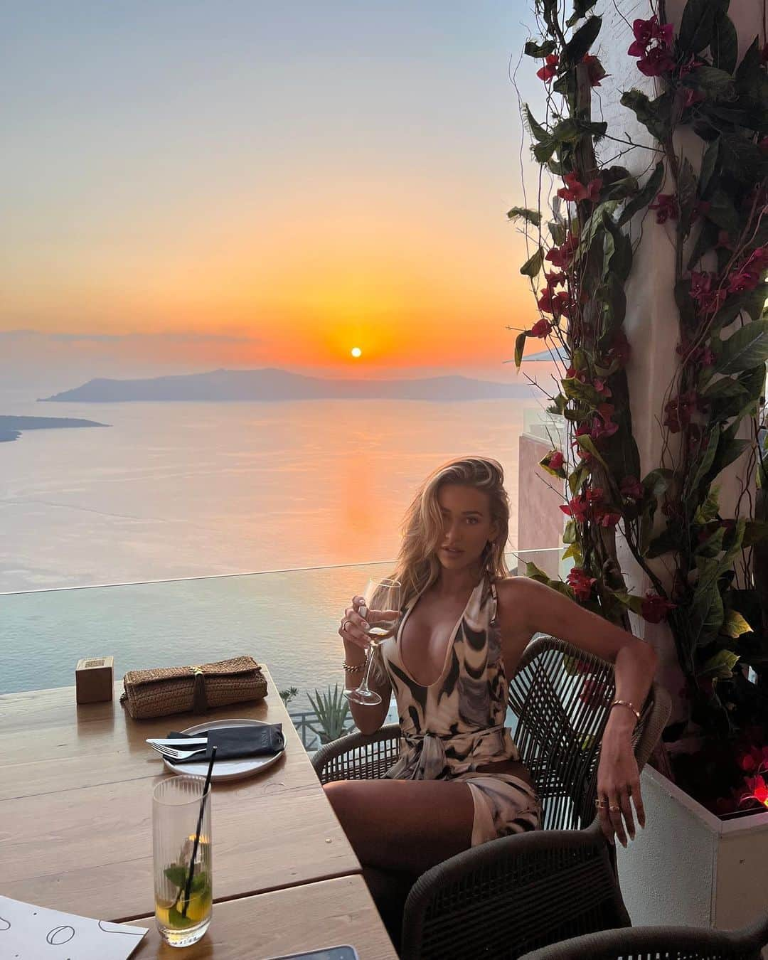 Cindy Pradoさんのインスタグラム写真 - (Cindy PradoInstagram)「Imagine having dinner with this view… @kaliya_santorini 🌅」9月5日 5時02分 - cindyprado