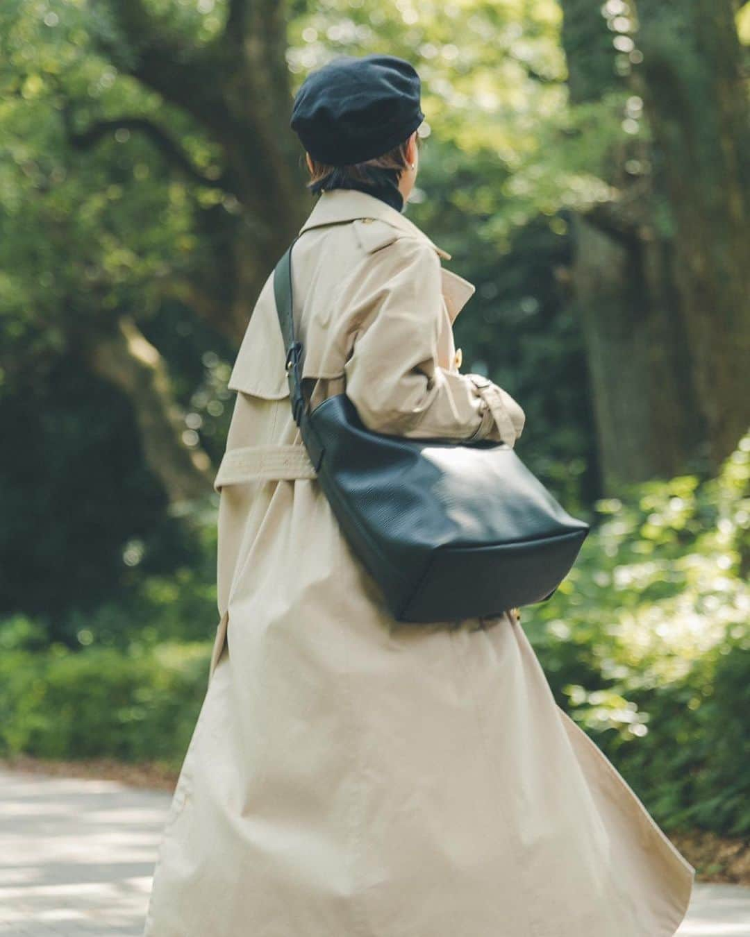 高山都さんのインスタグラム写真 - (高山都Instagram)「この秋、 @breath_official_ とバッグを作りました。 TOPKAPIさんで人気のPVC素材を使った2型です。 PVCにさざなみのような型押しを施したリプルは、傷や汚れが目立ちにくく軽いから、デイリーユースにぴったり！ ワンハンドルショルダーなので、肩掛けしたり、斜めにかけたり。 色は、黒、ベージュ、カーキの3色！  photo @yutaroyamane  hairmake @yukakomorino  styling me edit RIE YOKOYAMA for @breath_official_」9月5日 5時51分 - miyare38