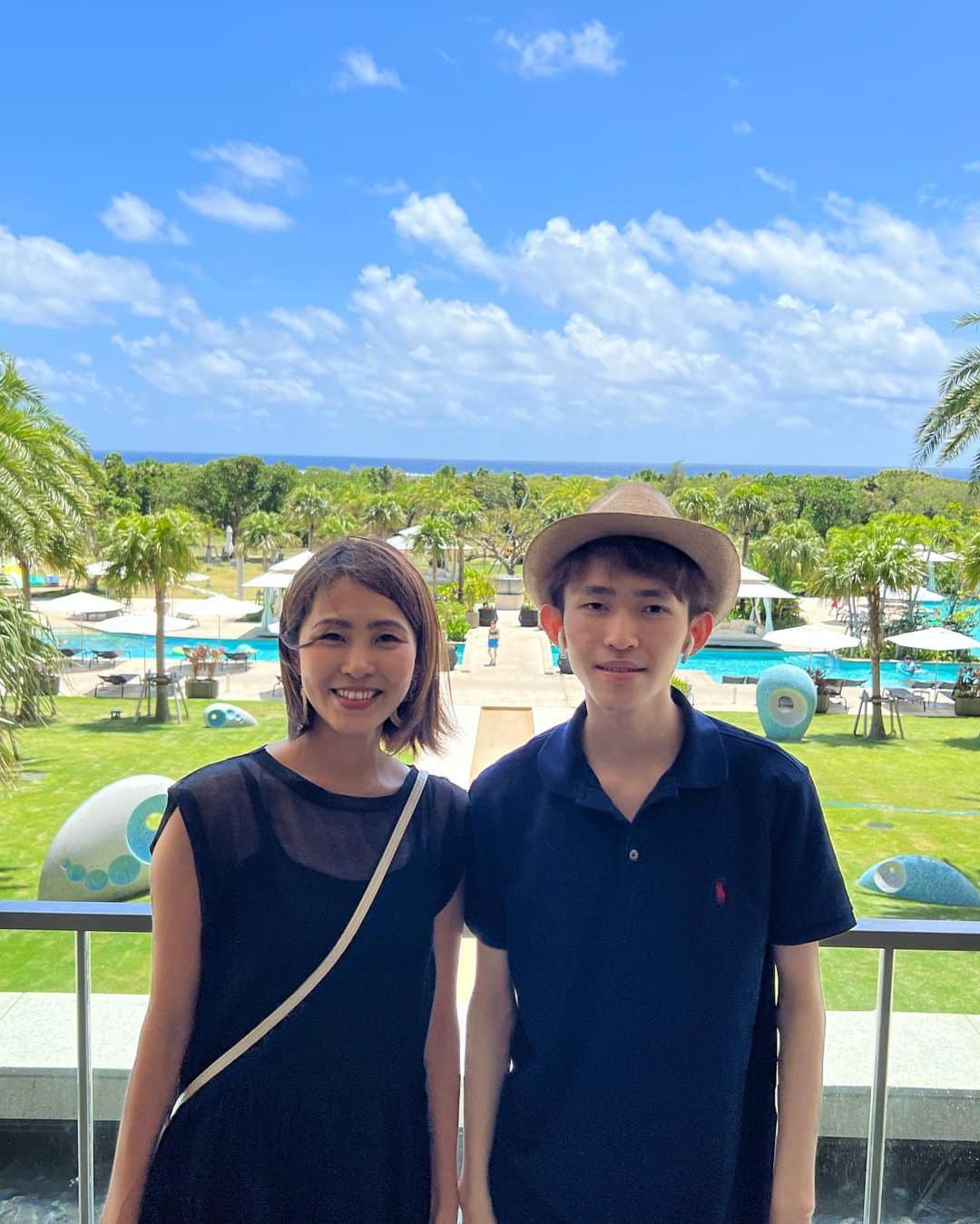 坂元美香さんのインスタグラム写真 - (坂元美香Instagram)「おはよー  旅のつづき。これが最後。  ホテルを出て空港へ向かう途中 最後にもう一度海を見たいって言い出すから 途中で白保海岸に寄って綺麗な海を見納め。  また来るね、石垣島👋 本当いいところだった！  個人的にこの旅の一番の思い出は、 お尻のおできで病院へ行った時に息子が 「俺、このままだと東京から石垣島に お尻の膿を取りに来ただけの人になる…😢」 とボソッと言ったのが可笑しくて可笑しくて 忘れられない🤣 一時は本当にそうなるかと思って諦めてたけど 結局いろいろ行けてよかったよかった。 まぁ何事もなるようになるし なるようにしかならないから面白いね。  そして、わたしは帰りの飛行機の中から 次に行きたい場所を見つけてしまったのでした…🤭  日本最南端への旅、おわり。  #坂元日本最南端への親子旅 #石垣島 #沖縄 #白保海岸 #坂元日本最四端への親子旅」9月5日 7時02分 - mika_saka