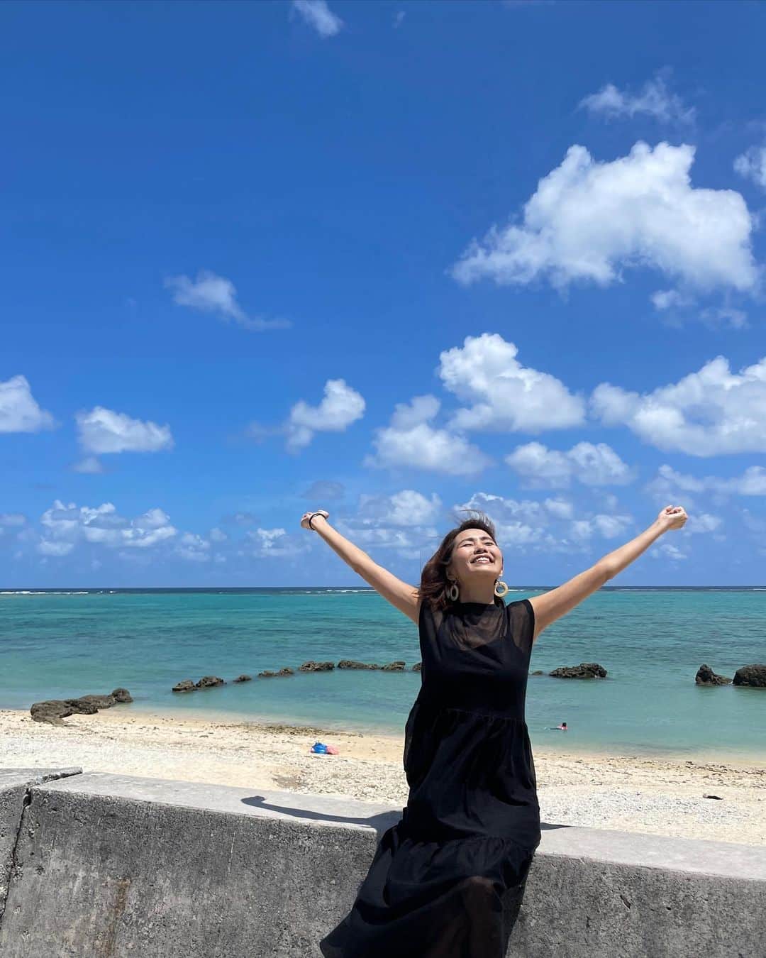 坂元美香さんのインスタグラム写真 - (坂元美香Instagram)「おはよー  旅のつづき。これが最後。  ホテルを出て空港へ向かう途中 最後にもう一度海を見たいって言い出すから 途中で白保海岸に寄って綺麗な海を見納め。  また来るね、石垣島👋 本当いいところだった！  個人的にこの旅の一番の思い出は、 お尻のおできで病院へ行った時に息子が 「俺、このままだと東京から石垣島に お尻の膿を取りに来ただけの人になる…😢」 とボソッと言ったのが可笑しくて可笑しくて 忘れられない🤣 一時は本当にそうなるかと思って諦めてたけど 結局いろいろ行けてよかったよかった。 まぁ何事もなるようになるし なるようにしかならないから面白いね。  そして、わたしは帰りの飛行機の中から 次に行きたい場所を見つけてしまったのでした…🤭  日本最南端への旅、おわり。  #坂元日本最南端への親子旅 #石垣島 #沖縄 #白保海岸 #坂元日本最四端への親子旅」9月5日 7時02分 - mika_saka