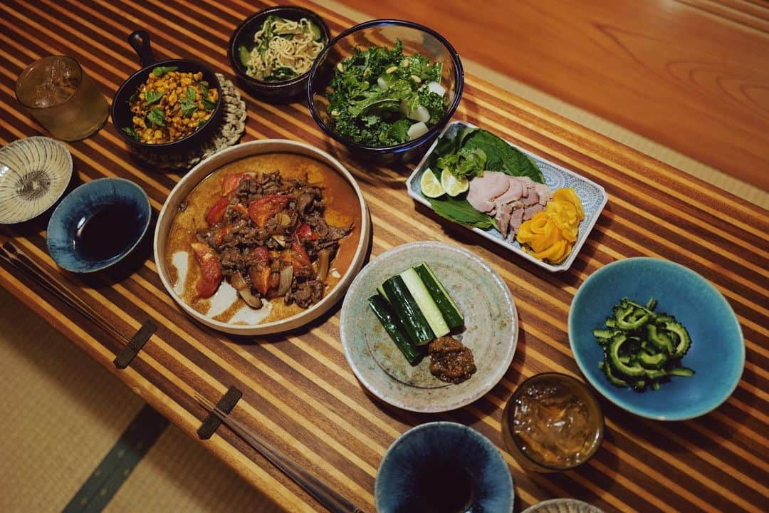 高山都さんのインスタグラム写真 - (高山都Instagram)「9月4日の晩ごはん  牛肉とトマトのオイスターソースバター炒め 茹でた塩豚とエゴマの葉とズッキーニ とうもろこしのサブジ ケールと梨と松の実のサラダ 塩揉みゴーヤ 干豆腐とザーサイときゅうりの中華風和え物 キュウリとししとう味噌  スーパーで安かった和牛の切り落としは、玉ねぎとトマトと一緒に。 ニンニク、バター、オイスターソースにみりんとお醤油すこし。 洋風の牛丼の具みたいな味でとても美味しかった。キャンプで作るトマトすき焼きのような感じもある。  こちらも、国産の豚ロースかたまり肉が安くて、ろく助の塩を揉み込み1日置いたものは、2〜3日ストックが効くので、茹でて薄く切って野菜と一緒に。 出張中、ひとりの晩ごはんにどうぞの作り置き。 @randonnee_mag のミニパンは、外だけじゃなく家でも。このサイズ感ほんとちょうどいい！とうもろこし1本分ばっちり！ #みやれゴハン お互い超絶早朝起きだったので、すこーし塩分控えめに、お酒もすこーしにして、早寝しました。 今週も頑張るぞー。」9月5日 8時34分 - miyare38