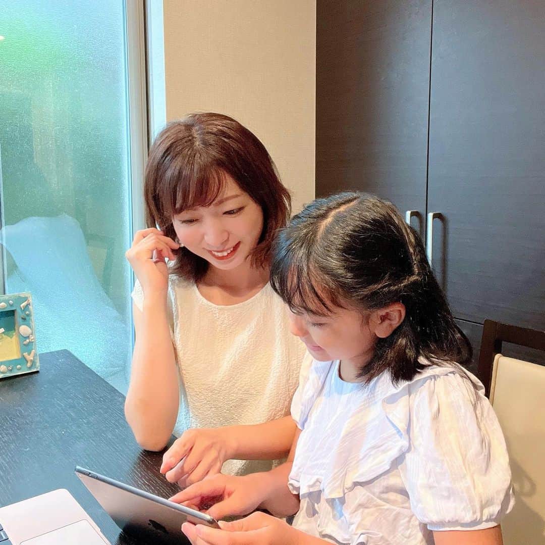 筧沙奈恵さんのインスタグラム写真 - (筧沙奈恵Instagram)「プログラミング🤖 ・ 夏休み中、娘とNTTドリームキッズのオンラインプログラミング教室に参加しました。 ・　  NTT @nttgroup_official の研究所で開発された、ビジュアルプログラミング言語VISCUIT（ビスケット）を使って、先生に習いながらプログラミング体験！  ・ 娘が一番楽しそうだったのは、自分で描いた海の生き物を動かすコンテンツ🐟 ・ 大好きなメンダコやリュウグウノツカイを描いて、横に移動させたりフワフワ動かしたり。 ・ 簡単な仕掛けを使うだけで、オリジナルの海の世界を作ることができます👌 ・ 他の受講生たちとグループになって海の世界を作るので、他のお子さんの作品を見て「こういうアイディアもあるんだね！」とヒントにもなりました💡 ・ 「プログラミング」というと難しいイメージですが、ビスケットなら誰でも簡単にプログラミングが楽しめる😍しかも、無料なのも親としてありがたい👏9月30日までサイト内で遊べるので、気になる方はぜひ試してみてくださいね✨ ・ #NTTドリームキッズ #NTT　#プログラミング #夏休み自由研究 #自由研究  #夏休みイベント #親子イベント」9月5日 8時58分 - sanaekakei