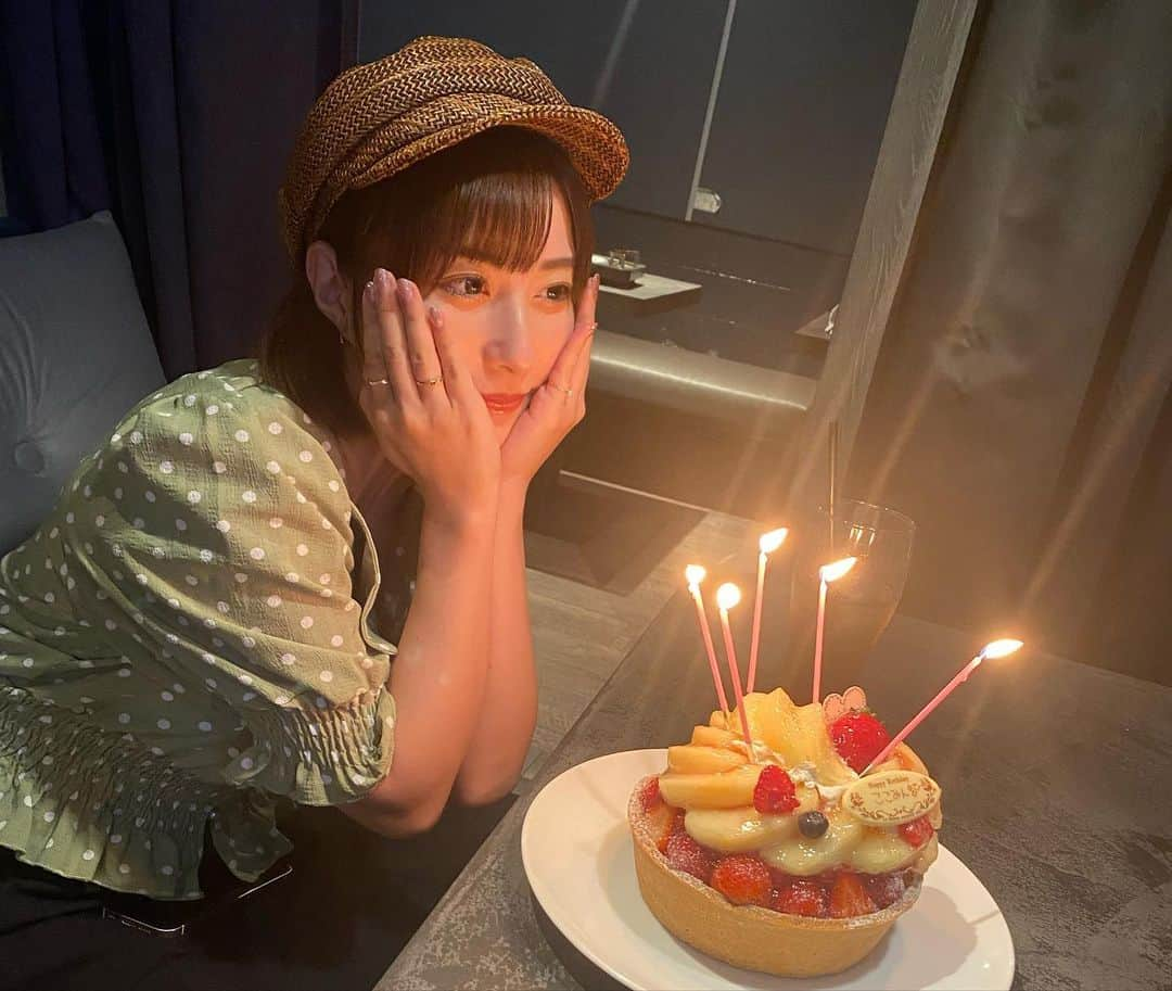 波多野結衣さんのインスタグラム写真 - (波多野結衣Instagram)「ここみんのお誕生日お祝いしたよ🎂✨  タッカンマリ食べたぁ！！🐔❤️ 4人でぺろりとたいらげて、更に追加しちゃうくらい美味しかった🤣✨ ケーキもかわいくて素敵！🥺✨  ここみんお誕生日おめでとう🎉🥳  これからもちっさく可愛く元気に素敵な年をすごしてね🥰 . . #お誕生日会 #おめでとう  #タッカンマリ #青龍樹  #素敵な年を」9月5日 12時18分 - hatachan524