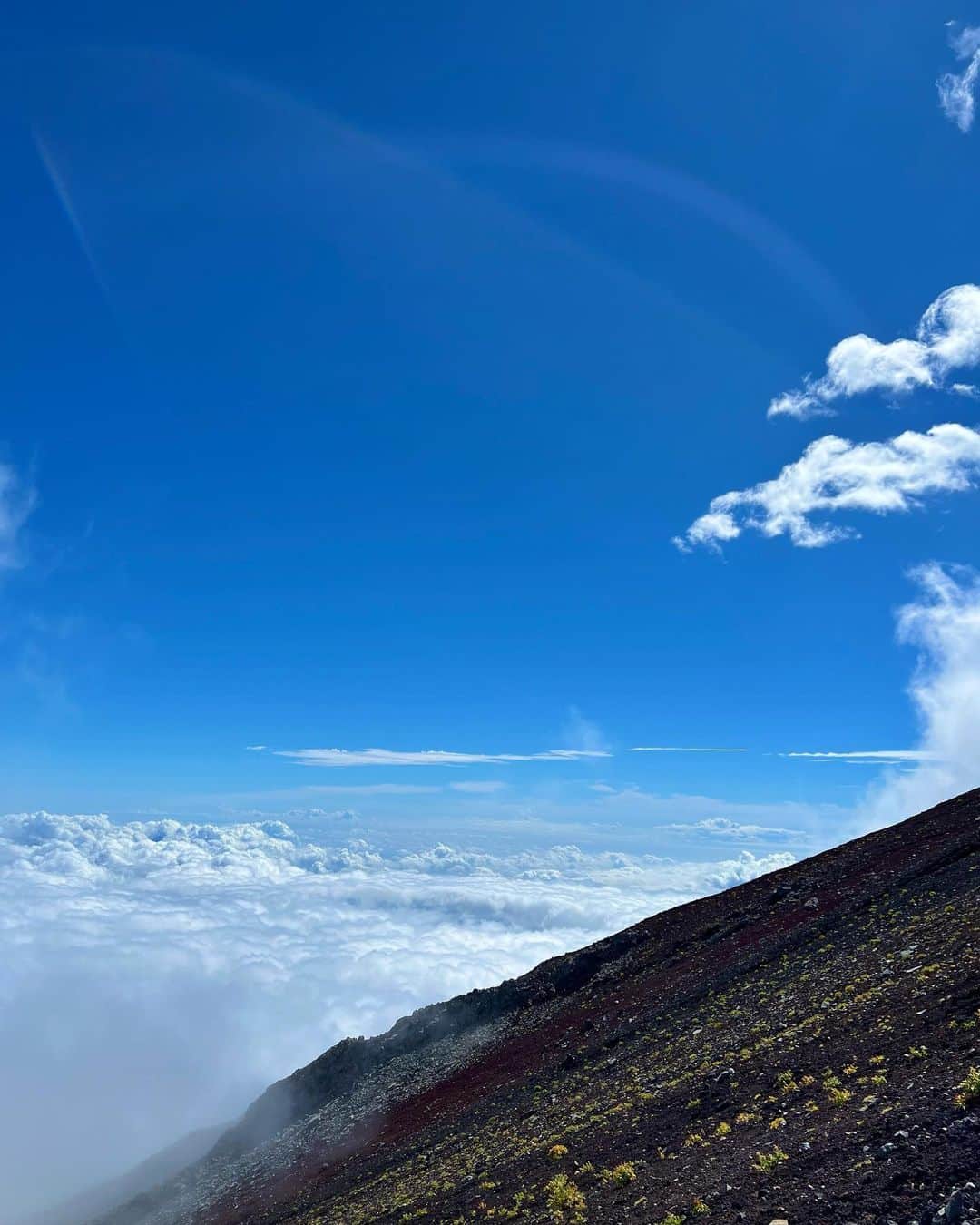 武田静加さんのインスタグラム写真 - (武田静加Instagram)「⁡ ⁡ 【 3回目の富士登山 】 今年は小粒から受け継がれあくびへ タスキがつながれ 問題なく元気に登山してきました！ ⁡ あくびさんの爆発的な体力は知っていたのですが アスレチックのように登山しておりました。笑 去年の小粒は一緒に登山をする仲間って感じで 支え合った思い出深い登山だったのですが あくびさんは同伴者くらいの さっぱり感が強くて寂しかったです。笑 ⁡ ⁡ 多分「遅いなっ」て思われてたのかな🤣。 でも最後、眠いって バッグに入りたがったりしてて可愛いかったです。 小さい身体で頑張ってくれてたので 下山は６合まではバッグの中で休んでもらってました！ ⁡ ⁡ ⁡ ⁡ ⁡ ⁡ 最後の写真の看板の日にちが間違ってるのですが 私が登ったのは9月4日 台風の様子と明るい時間帯に登りたかったので 富士山の天候を1週間以上前から 張り付いて見てました。 ⁡ そのため、1-10日仕事以外の個人的な スケジュールは何一ついれてません。笑 ⁡ ⁡ ⁡ ⁡ 去年小雨で濡れ続けて登山が終わり 1ヶ月体調を壊したので 今年の目標は【最高の天気での登山】 いつでも行けるように待機しておりました(必死)w #90%目標達成 ⁡ ⁡ よく聞かれるのですが 富士山の登山日は9月10日まで マイカー規制が8月31日 なので、登るのは2年連続9月に入ってから🤭 ⁡ ⁡ ⁡ 登山後、キャンプに行く予定でしたが天候見て中止に！ だから他の人も一緒に登ってくれるかな？ って期待しましたが 絶対登らないと言われたので 2年連続ガチの1人です。笑 ⁡ でもね 全然寂しくないですよ🥹💕 息が切れて、話せません。 休憩中は全力で休みます。笑 ⁡ ただ、素敵な場所なのに....と写真を断念したり 自撮り棒をかかげえとるのが恥ずかしくて コソコソ端っこで撮るだけで 最高な場所を逃してしまう🥹 ⁡ それだけが悔しい。笑 ⁡ ⁡ ⁡ ⁡ 写真のために登ってるわけではないけど あの景色を見たら 共に写りたいという気持ちにはなってしまう。 見直した時 ここのスポット最強だったと思い出せたりする。 ⁡ 雲の下も、雲の中も、雲の上も違う景色 うわーーーー😍って心が動かされる瞬間 生きてるってこういうことか。って思わされて 忘れちゃいけないなって思うんです。 ⁡ ⁡ 大変な思いしてるけど、感動を知ってると また行きたくなる。 同じ山でも同じ道でも、上る日、時間が違うだけで 天気も人も全然違う。 「忘れないでね」 って言われてる気がして この感動した時にでる 自然に出る笑顔、大切にしたあげたいなって思ってます。 ⁡ ⁡ ⁡ ⁡ 今回の登山は天候良く気温も高く インナーに来ていた長袖をすぐに脱ぎ 半袖で頂上まで登りました(驚) 下山で曇ってきたので着ましたが まさか半袖で登れるとは思わず....🥹嬉 ⁡ ⁡ ⁡ 頂上につき最後記念写真を撮ってもらった時充電が2% 2枚写真を撮った瞬間終了。😭 (奇跡の2枚になりました)ﾄﾚﾃﾖｶｯﾀ,,,,🥹 ⁡ 持ってきた最強充電器使えなくてそれ以降 思い出は記憶の中(切ない)w ⁡ ⁡ 2022年の富士登山はこんな感じで終わりました。 ⁡   ⁡ ⁡ ⁡ 富士山スバルライン富士山五合目に到着 （吉田ルート） 入山▶︎06:50 山頂▶︎12:30 下山▶︎15:30 ⁡ 山頂時間▶︎約20分ほど。 ⁡ ⁡ ホットコーヒーを飲むためにもってきたバーナーセット 山頂での楽しみにしていたのに ライターもマッチも風でつかなかった。泣 キャンパーやってるからこそ持ち物だぜ なんて、思ってましたが 心が折れてすぐ下山しました🥹弱。 ⁡ ⁡ ⁡ ⁡ Set up @newbalance  Bag @newbalance  Hat @newbalance  Trekking shoes @thenorthface  ⁡ ⁡ ⁡ ⁡ 今回のあだ名は「犬のおねぇさん」 来年もまた♡ ⁡ ⁡ ⁡ #武田静加#富士山#富士山山頂#登山#山頂 #MountFuji#日本一#登山女子 #犬のいる暮らし#マルプー#Maltipoo#小粒 #感謝#富士スバルライン五合目#MT1996」9月5日 15時31分 - takedashizuka0517