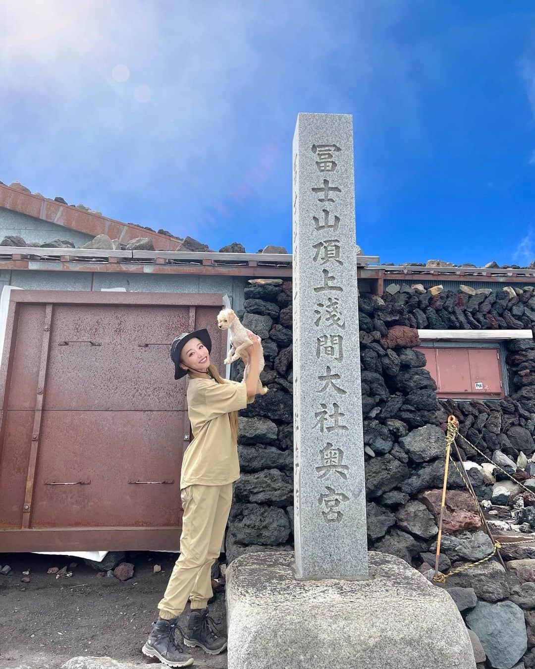 武田静加さんのインスタグラム写真 - (武田静加Instagram)「⁡ ⁡ 【 3回目の富士登山 】 今年は小粒から受け継がれあくびへ タスキがつながれ 問題なく元気に登山してきました！ ⁡ あくびさんの爆発的な体力は知っていたのですが アスレチックのように登山しておりました。笑 去年の小粒は一緒に登山をする仲間って感じで 支え合った思い出深い登山だったのですが あくびさんは同伴者くらいの さっぱり感が強くて寂しかったです。笑 ⁡ ⁡ 多分「遅いなっ」て思われてたのかな🤣。 でも最後、眠いって バッグに入りたがったりしてて可愛いかったです。 小さい身体で頑張ってくれてたので 下山は６合まではバッグの中で休んでもらってました！ ⁡ ⁡ ⁡ ⁡ ⁡ ⁡ 最後の写真の看板の日にちが間違ってるのですが 私が登ったのは9月4日 台風の様子と明るい時間帯に登りたかったので 富士山の天候を1週間以上前から 張り付いて見てました。 ⁡ そのため、1-10日仕事以外の個人的な スケジュールは何一ついれてません。笑 ⁡ ⁡ ⁡ ⁡ 去年小雨で濡れ続けて登山が終わり 1ヶ月体調を壊したので 今年の目標は【最高の天気での登山】 いつでも行けるように待機しておりました(必死)w #90%目標達成 ⁡ ⁡ よく聞かれるのですが 富士山の登山日は9月10日まで マイカー規制が8月31日 なので、登るのは2年連続9月に入ってから🤭 ⁡ ⁡ ⁡ 登山後、キャンプに行く予定でしたが天候見て中止に！ だから他の人も一緒に登ってくれるかな？ って期待しましたが 絶対登らないと言われたので 2年連続ガチの1人です。笑 ⁡ でもね 全然寂しくないですよ🥹💕 息が切れて、話せません。 休憩中は全力で休みます。笑 ⁡ ただ、素敵な場所なのに....と写真を断念したり 自撮り棒をかかげえとるのが恥ずかしくて コソコソ端っこで撮るだけで 最高な場所を逃してしまう🥹 ⁡ それだけが悔しい。笑 ⁡ ⁡ ⁡ ⁡ 写真のために登ってるわけではないけど あの景色を見たら 共に写りたいという気持ちにはなってしまう。 見直した時 ここのスポット最強だったと思い出せたりする。 ⁡ 雲の下も、雲の中も、雲の上も違う景色 うわーーーー😍って心が動かされる瞬間 生きてるってこういうことか。って思わされて 忘れちゃいけないなって思うんです。 ⁡ ⁡ 大変な思いしてるけど、感動を知ってると また行きたくなる。 同じ山でも同じ道でも、上る日、時間が違うだけで 天気も人も全然違う。 「忘れないでね」 って言われてる気がして この感動した時にでる 自然に出る笑顔、大切にしたあげたいなって思ってます。 ⁡ ⁡ ⁡ ⁡ 今回の登山は天候良く気温も高く インナーに来ていた長袖をすぐに脱ぎ 半袖で頂上まで登りました(驚) 下山で曇ってきたので着ましたが まさか半袖で登れるとは思わず....🥹嬉 ⁡ ⁡ ⁡ 頂上につき最後記念写真を撮ってもらった時充電が2% 2枚写真を撮った瞬間終了。😭 (奇跡の2枚になりました)ﾄﾚﾃﾖｶｯﾀ,,,,🥹 ⁡ 持ってきた最強充電器使えなくてそれ以降 思い出は記憶の中(切ない)w ⁡ ⁡ 2022年の富士登山はこんな感じで終わりました。 ⁡   ⁡ ⁡ ⁡ 富士山スバルライン富士山五合目に到着 （吉田ルート） 入山▶︎06:50 山頂▶︎12:30 下山▶︎15:30 ⁡ 山頂時間▶︎約20分ほど。 ⁡ ⁡ ホットコーヒーを飲むためにもってきたバーナーセット 山頂での楽しみにしていたのに ライターもマッチも風でつかなかった。泣 キャンパーやってるからこそ持ち物だぜ なんて、思ってましたが 心が折れてすぐ下山しました🥹弱。 ⁡ ⁡ ⁡ ⁡ Set up @newbalance  Bag @newbalance  Hat @newbalance  Trekking shoes @thenorthface  ⁡ ⁡ ⁡ ⁡ 今回のあだ名は「犬のおねぇさん」 来年もまた♡ ⁡ ⁡ ⁡ #武田静加#富士山#富士山山頂#登山#山頂 #MountFuji#日本一#登山女子 #犬のいる暮らし#マルプー#Maltipoo#小粒 #感謝#富士スバルライン五合目#MT1996」9月5日 15時31分 - takedashizuka0517