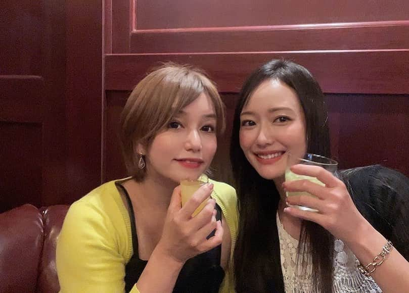 吉山りささんのインスタグラム写真 - (吉山りさInstagram)「😋🥂😋 先週 飲んでも飲んでも飲めて 1件目のシュワシュワじゃ足らず 再びえりちゃんとシュワシュワ🥂とお酒を求めて2件目3件目へ👯‍♀️💗  3件目は2人とも燃費悪いので  🍸天国への階段 🍸ダイナマイトキッド  を頂きました😋🥂😋  天国への階段めちゃくちゃ美味しい😍💕  また飲もう〜っと💕  ※最後はえりちゃんがこぼした瞬間の写真😂  #吉山りさ #お酒好き女子  #フリーモデル #女子旅 #一人旅 #モデル #model #Japanese #溫泉 #バスタオルモデル #温泉 #温泉ソムリエ #お風呂 #温泉モデル #温泉女子 #hotsprings #温泉旅館  #写真 #写真撮影 #撮影モデル #모델#温泉旅行 #旅行 #旅 #撮影  #お酒  #天国への階段  #シャンパン  #カクテル  #kiss   ほっぺにキスと後ろハグが大好き💓🫶🏼💗」9月5日 17時21分 - oreorerisa