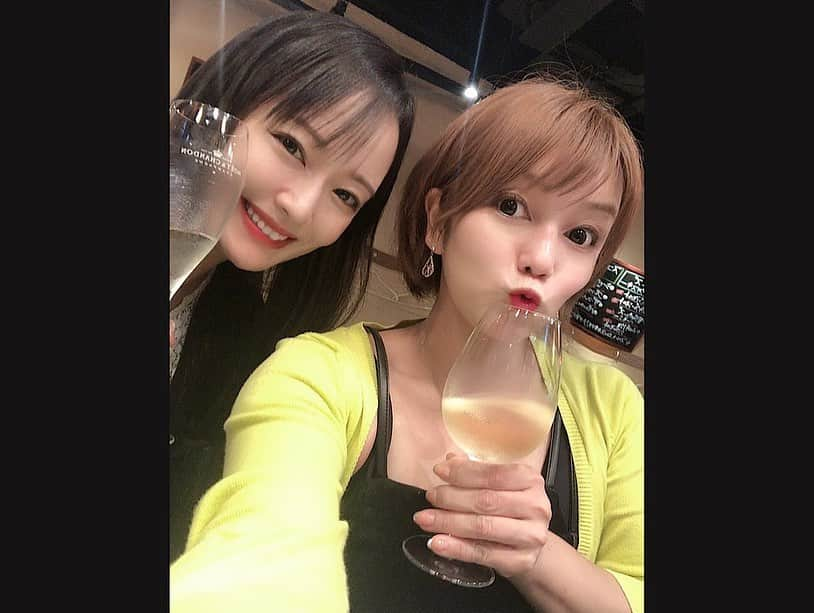 吉山りささんのインスタグラム写真 - (吉山りさInstagram)「😋🥂😋 先週 飲んでも飲んでも飲めて 1件目のシュワシュワじゃ足らず 再びえりちゃんとシュワシュワ🥂とお酒を求めて2件目3件目へ👯‍♀️💗  3件目は2人とも燃費悪いので  🍸天国への階段 🍸ダイナマイトキッド  を頂きました😋🥂😋  天国への階段めちゃくちゃ美味しい😍💕  また飲もう〜っと💕  ※最後はえりちゃんがこぼした瞬間の写真😂  #吉山りさ #お酒好き女子  #フリーモデル #女子旅 #一人旅 #モデル #model #Japanese #溫泉 #バスタオルモデル #温泉 #温泉ソムリエ #お風呂 #温泉モデル #温泉女子 #hotsprings #温泉旅館  #写真 #写真撮影 #撮影モデル #모델#温泉旅行 #旅行 #旅 #撮影  #お酒  #天国への階段  #シャンパン  #カクテル  #kiss   ほっぺにキスと後ろハグが大好き💓🫶🏼💗」9月5日 17時21分 - oreorerisa