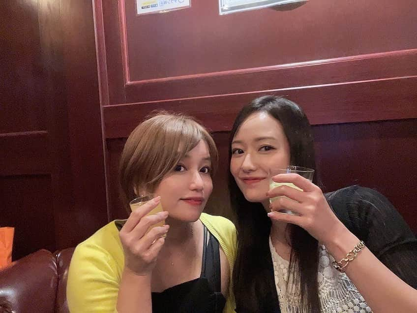 吉山りささんのインスタグラム写真 - (吉山りさInstagram)「😋🥂😋 先週 飲んでも飲んでも飲めて 1件目のシュワシュワじゃ足らず 再びえりちゃんとシュワシュワ🥂とお酒を求めて2件目3件目へ👯‍♀️💗  3件目は2人とも燃費悪いので  🍸天国への階段 🍸ダイナマイトキッド  を頂きました😋🥂😋  天国への階段めちゃくちゃ美味しい😍💕  また飲もう〜っと💕  ※最後はえりちゃんがこぼした瞬間の写真😂  #吉山りさ #お酒好き女子  #フリーモデル #女子旅 #一人旅 #モデル #model #Japanese #溫泉 #バスタオルモデル #温泉 #温泉ソムリエ #お風呂 #温泉モデル #温泉女子 #hotsprings #温泉旅館  #写真 #写真撮影 #撮影モデル #모델#温泉旅行 #旅行 #旅 #撮影  #お酒  #天国への階段  #シャンパン  #カクテル  #kiss   ほっぺにキスと後ろハグが大好き💓🫶🏼💗」9月5日 17時21分 - oreorerisa