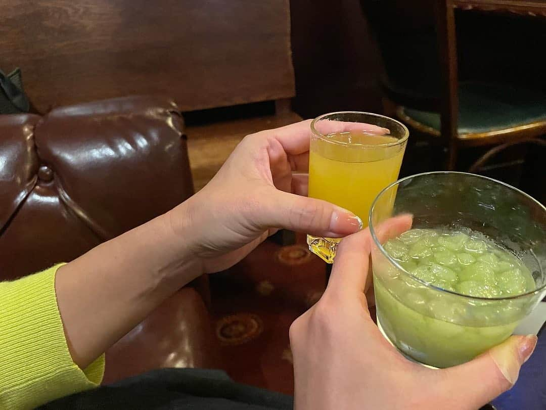 吉山りささんのインスタグラム写真 - (吉山りさInstagram)「😋🥂😋 先週 飲んでも飲んでも飲めて 1件目のシュワシュワじゃ足らず 再びえりちゃんとシュワシュワ🥂とお酒を求めて2件目3件目へ👯‍♀️💗  3件目は2人とも燃費悪いので  🍸天国への階段 🍸ダイナマイトキッド  を頂きました😋🥂😋  天国への階段めちゃくちゃ美味しい😍💕  また飲もう〜っと💕  ※最後はえりちゃんがこぼした瞬間の写真😂  #吉山りさ #お酒好き女子  #フリーモデル #女子旅 #一人旅 #モデル #model #Japanese #溫泉 #バスタオルモデル #温泉 #温泉ソムリエ #お風呂 #温泉モデル #温泉女子 #hotsprings #温泉旅館  #写真 #写真撮影 #撮影モデル #모델#温泉旅行 #旅行 #旅 #撮影  #お酒  #天国への階段  #シャンパン  #カクテル  #kiss   ほっぺにキスと後ろハグが大好き💓🫶🏼💗」9月5日 17時21分 - oreorerisa