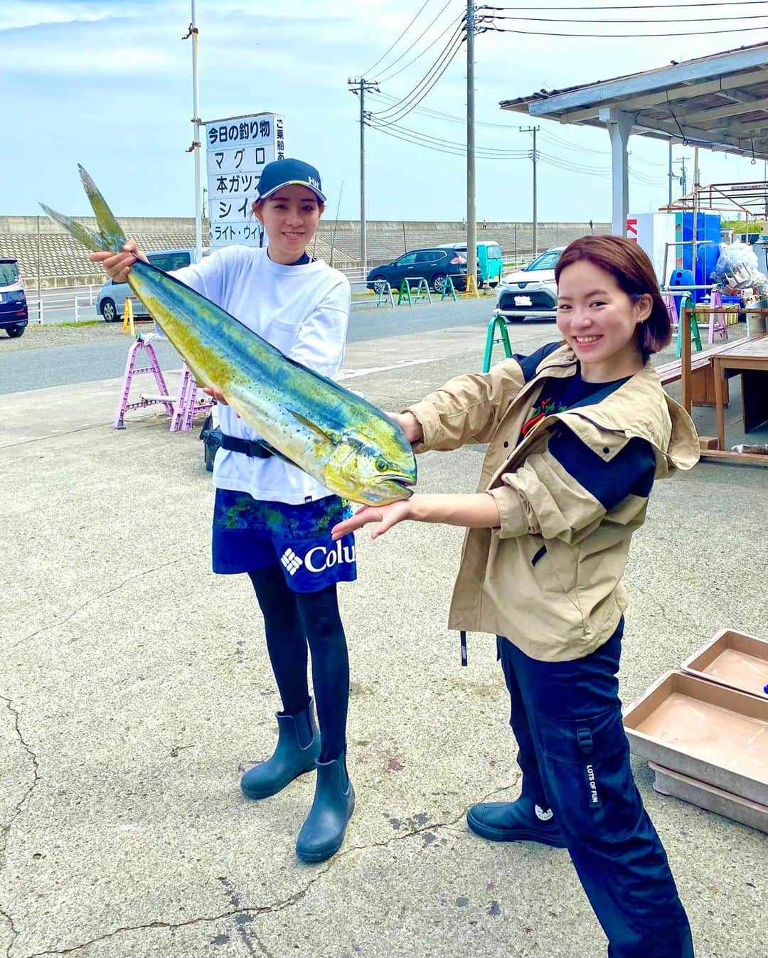 利水翔さんのインスタグラム写真 - (利水翔Instagram)「. 先日シイラ釣りに 行ってきました✨🎣❤️ ⁡ ⁡ 番組で一度釣りに行かせて頂いたんですが またどうしても行きたくて🥺！！ ⁡ 去年行こうと思い行けず...💭 ⁡ 今年はプライベートと仕事で 2回予定が入っていたんですが どちらもタイミング合わず🫠🫠 ⁡ 諦めきれず🤦🏼‍♀️ お友達のかんなにお願いして 行ってきました🥺❤️ ⁡ ⁡ 自分で船宿さん調べて予約したり 初めての事ばかりで緊張しました🥺😂 ⁡ ⁡ ８時間投げ続けた結果...😫 3ヒット3バラシ🥹目の前まで全部きてたのに...😫 ⁡ その中でも１匹は本当凄い引きで...💭 見えたー！！オスのシイラ！！ と思った時には 跳ねて針が外れて海へ帰って行きました🌊😭 バーブレスだから普段より難易度高めでした🥹 ⁡ くぅ。悔しいーーーー！！！ ⁡ ⁡ なので最終釣果は 大きい枝です。笑笑🥹 ⁡ ⁡ 船宿さんに帰ったら 常連さんがシイラ持ってみたらって 持たせてくれました🐟✨ありがとうございます！ ⁡ 悔しかったけど、沢山笑って 凄く楽しい1日でした☺️❤️ かんな、船長さん、常連さん達 ありがとうございました😊 ⁡ 来年こそは！！絶対リベンジするぞー❗️❗️🙋‍♀️ ⁡ ⁡ ⁡ ⁡ #シイラ釣り #シイラ #釣りガール #平塚 #庄三郎丸 #ツリジョ #ファインダー越しの私の世界」9月5日 18時59分 - tsubasa.toshimizu
