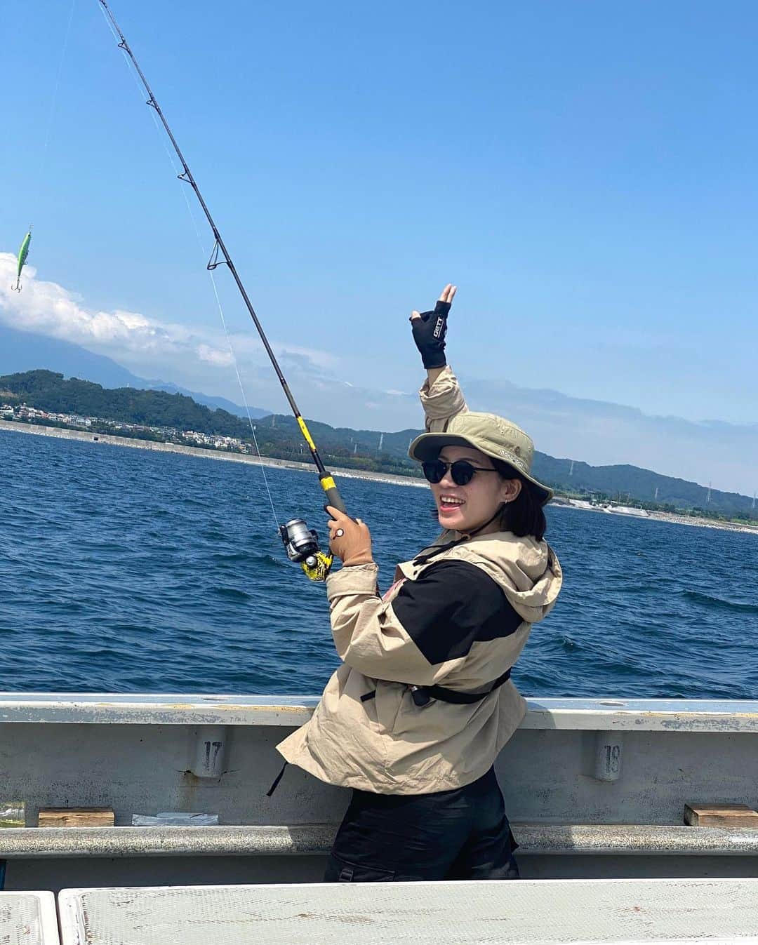 利水翔さんのインスタグラム写真 - (利水翔Instagram)「. 先日シイラ釣りに 行ってきました✨🎣❤️ ⁡ ⁡ 番組で一度釣りに行かせて頂いたんですが またどうしても行きたくて🥺！！ ⁡ 去年行こうと思い行けず...💭 ⁡ 今年はプライベートと仕事で 2回予定が入っていたんですが どちらもタイミング合わず🫠🫠 ⁡ 諦めきれず🤦🏼‍♀️ お友達のかんなにお願いして 行ってきました🥺❤️ ⁡ ⁡ 自分で船宿さん調べて予約したり 初めての事ばかりで緊張しました🥺😂 ⁡ ⁡ ８時間投げ続けた結果...😫 3ヒット3バラシ🥹目の前まで全部きてたのに...😫 ⁡ その中でも１匹は本当凄い引きで...💭 見えたー！！オスのシイラ！！ と思った時には 跳ねて針が外れて海へ帰って行きました🌊😭 バーブレスだから普段より難易度高めでした🥹 ⁡ くぅ。悔しいーーーー！！！ ⁡ ⁡ なので最終釣果は 大きい枝です。笑笑🥹 ⁡ ⁡ 船宿さんに帰ったら 常連さんがシイラ持ってみたらって 持たせてくれました🐟✨ありがとうございます！ ⁡ 悔しかったけど、沢山笑って 凄く楽しい1日でした☺️❤️ かんな、船長さん、常連さん達 ありがとうございました😊 ⁡ 来年こそは！！絶対リベンジするぞー❗️❗️🙋‍♀️ ⁡ ⁡ ⁡ ⁡ #シイラ釣り #シイラ #釣りガール #平塚 #庄三郎丸 #ツリジョ #ファインダー越しの私の世界」9月5日 18時59分 - tsubasa.toshimizu