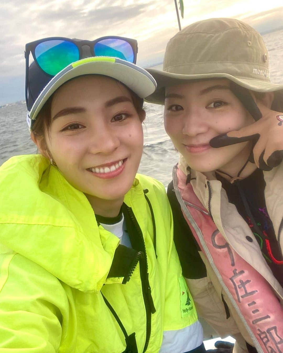 利水翔さんのインスタグラム写真 - (利水翔Instagram)「. 先日シイラ釣りに 行ってきました✨🎣❤️ ⁡ ⁡ 番組で一度釣りに行かせて頂いたんですが またどうしても行きたくて🥺！！ ⁡ 去年行こうと思い行けず...💭 ⁡ 今年はプライベートと仕事で 2回予定が入っていたんですが どちらもタイミング合わず🫠🫠 ⁡ 諦めきれず🤦🏼‍♀️ お友達のかんなにお願いして 行ってきました🥺❤️ ⁡ ⁡ 自分で船宿さん調べて予約したり 初めての事ばかりで緊張しました🥺😂 ⁡ ⁡ ８時間投げ続けた結果...😫 3ヒット3バラシ🥹目の前まで全部きてたのに...😫 ⁡ その中でも１匹は本当凄い引きで...💭 見えたー！！オスのシイラ！！ と思った時には 跳ねて針が外れて海へ帰って行きました🌊😭 バーブレスだから普段より難易度高めでした🥹 ⁡ くぅ。悔しいーーーー！！！ ⁡ ⁡ なので最終釣果は 大きい枝です。笑笑🥹 ⁡ ⁡ 船宿さんに帰ったら 常連さんがシイラ持ってみたらって 持たせてくれました🐟✨ありがとうございます！ ⁡ 悔しかったけど、沢山笑って 凄く楽しい1日でした☺️❤️ かんな、船長さん、常連さん達 ありがとうございました😊 ⁡ 来年こそは！！絶対リベンジするぞー❗️❗️🙋‍♀️ ⁡ ⁡ ⁡ ⁡ #シイラ釣り #シイラ #釣りガール #平塚 #庄三郎丸 #ツリジョ #ファインダー越しの私の世界」9月5日 18時59分 - tsubasa.toshimizu