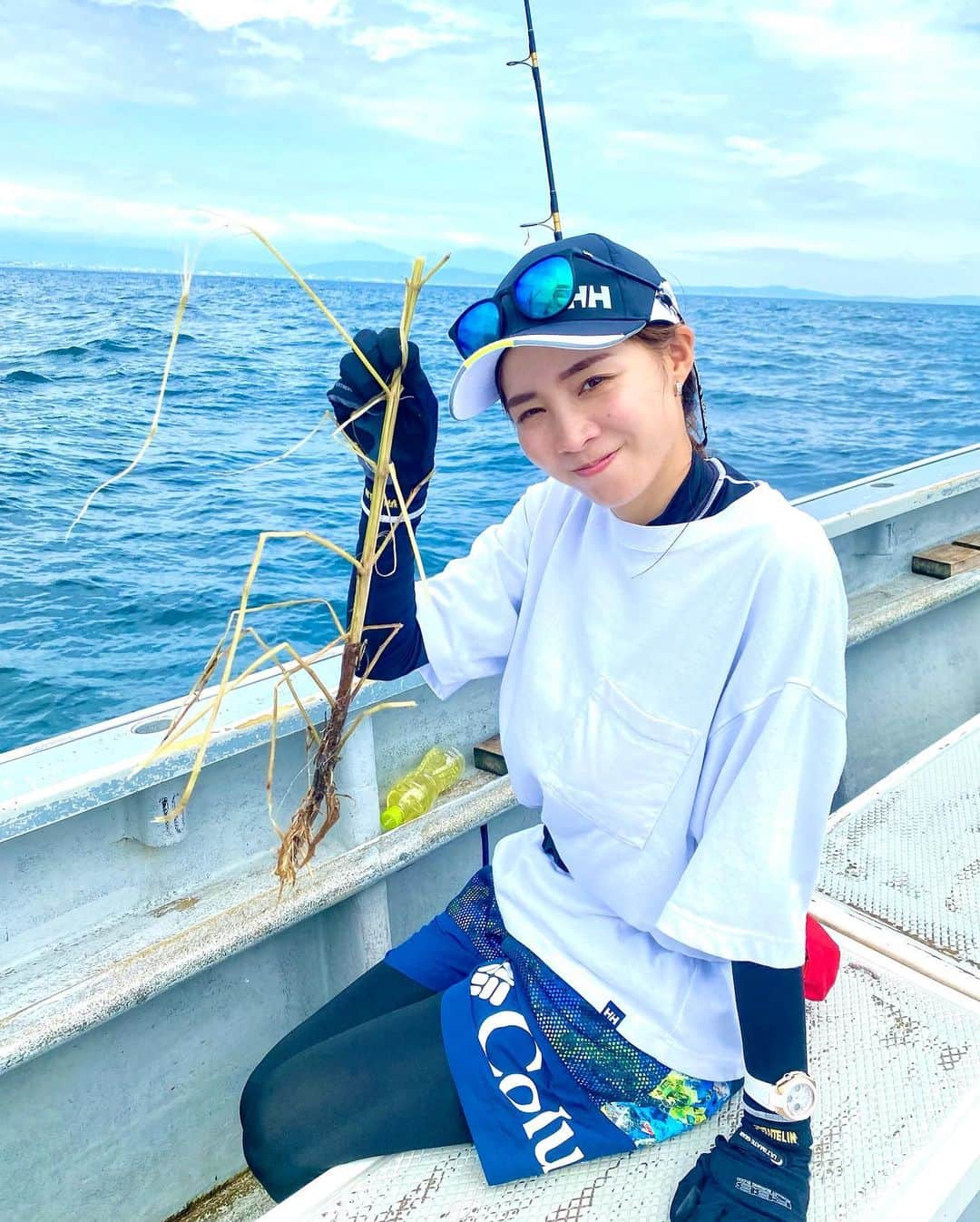 利水翔さんのインスタグラム写真 - (利水翔Instagram)「. 先日シイラ釣りに 行ってきました✨🎣❤️ ⁡ ⁡ 番組で一度釣りに行かせて頂いたんですが またどうしても行きたくて🥺！！ ⁡ 去年行こうと思い行けず...💭 ⁡ 今年はプライベートと仕事で 2回予定が入っていたんですが どちらもタイミング合わず🫠🫠 ⁡ 諦めきれず🤦🏼‍♀️ お友達のかんなにお願いして 行ってきました🥺❤️ ⁡ ⁡ 自分で船宿さん調べて予約したり 初めての事ばかりで緊張しました🥺😂 ⁡ ⁡ ８時間投げ続けた結果...😫 3ヒット3バラシ🥹目の前まで全部きてたのに...😫 ⁡ その中でも１匹は本当凄い引きで...💭 見えたー！！オスのシイラ！！ と思った時には 跳ねて針が外れて海へ帰って行きました🌊😭 バーブレスだから普段より難易度高めでした🥹 ⁡ くぅ。悔しいーーーー！！！ ⁡ ⁡ なので最終釣果は 大きい枝です。笑笑🥹 ⁡ ⁡ 船宿さんに帰ったら 常連さんがシイラ持ってみたらって 持たせてくれました🐟✨ありがとうございます！ ⁡ 悔しかったけど、沢山笑って 凄く楽しい1日でした☺️❤️ かんな、船長さん、常連さん達 ありがとうございました😊 ⁡ 来年こそは！！絶対リベンジするぞー❗️❗️🙋‍♀️ ⁡ ⁡ ⁡ ⁡ #シイラ釣り #シイラ #釣りガール #平塚 #庄三郎丸 #ツリジョ #ファインダー越しの私の世界」9月5日 18時59分 - tsubasa.toshimizu