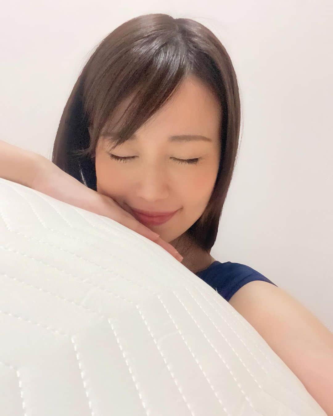 道岡桃子さんのインスタグラム写真 - (道岡桃子Instagram)「雲の上のような…☁️💕  ずっと楽しみにしていたマットレスが届きました！！！  三つ折りタイプなのですが、頭部 腰部 脚部によって硬さが違う＆季節によって面裏も選べるのです。  専門家に見てもらったところ、私の首の形だと今よりも柔らかいマットレスをお薦めされていたので、念願叶いました！横になった感じ、腰が痛い人にも良さそうです。  柔らかすぎず、硬すぎず、雲の上のような（行った事はないけどw）寝心地で、テンションがあがっています♫  これで、お友達が泊まりにきてもバッチリ！！！  But...  今まで泊まりにきた人→０人  😂😂😂  #アナウンサー #睡眠 #寝具 #お泊まり会 #お泊まり #布団 #お家じかん #ふわふわ #雲の上 #雲 #やすらぎ #リラックス #1人でリポートしてます #sleep #sleepy #sleeping #relax #PR @kumoyasu_official #bedroom #bed #room #roomtour #雲のやすらぎプレミアム #敷布団 #マットレス #三つ折りマットレス #寝具 #睡眠 #ベッドルーム」9月5日 19時31分 - momoko_ana