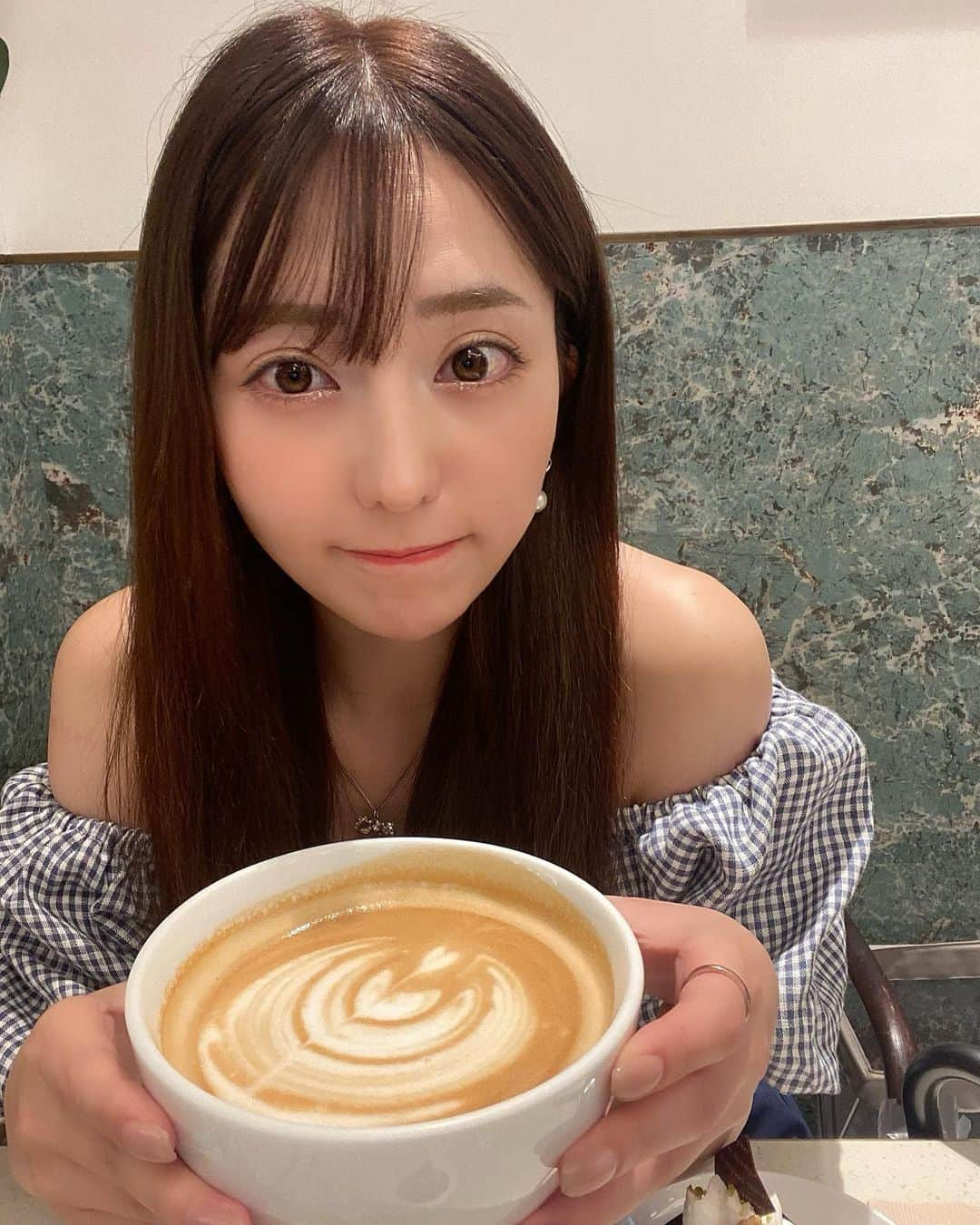 堀尾実咲さんのインスタグラム写真 - (堀尾実咲Instagram)「おっきいカフェラテ飲んだよ☕️  #fashion #cordinate #calnamur #cafe #cafestagram #カフェ巡り #カフェ部 #カフェ活 #表参道カフェ #ファッション #コーディネート #カルナムール #藤田ニコル #めろふく」9月5日 20時01分 - misaki.horio