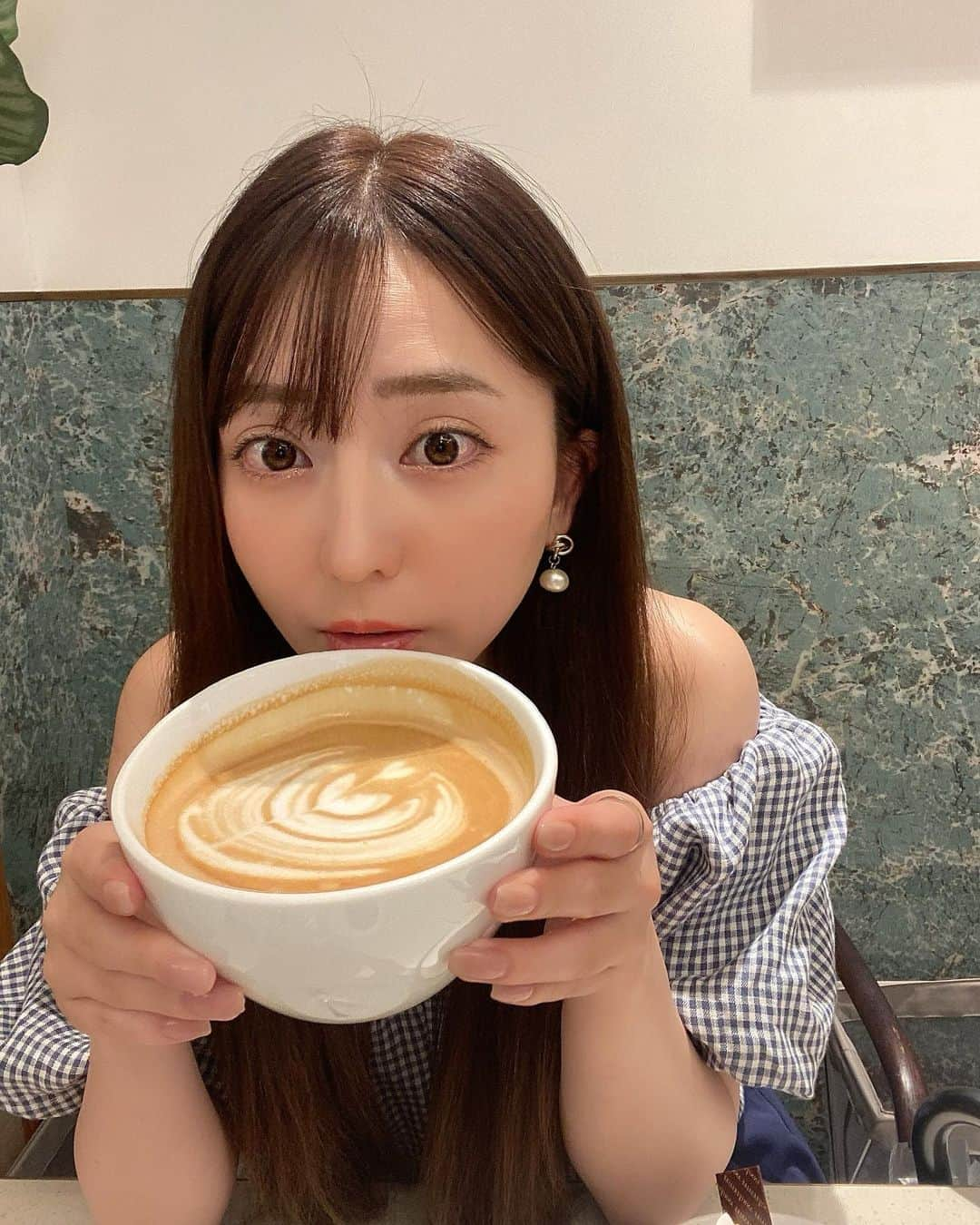 堀尾実咲さんのインスタグラム写真 - (堀尾実咲Instagram)「おっきいカフェラテ飲んだよ☕️  #fashion #cordinate #calnamur #cafe #cafestagram #カフェ巡り #カフェ部 #カフェ活 #表参道カフェ #ファッション #コーディネート #カルナムール #藤田ニコル #めろふく」9月5日 20時01分 - misaki.horio