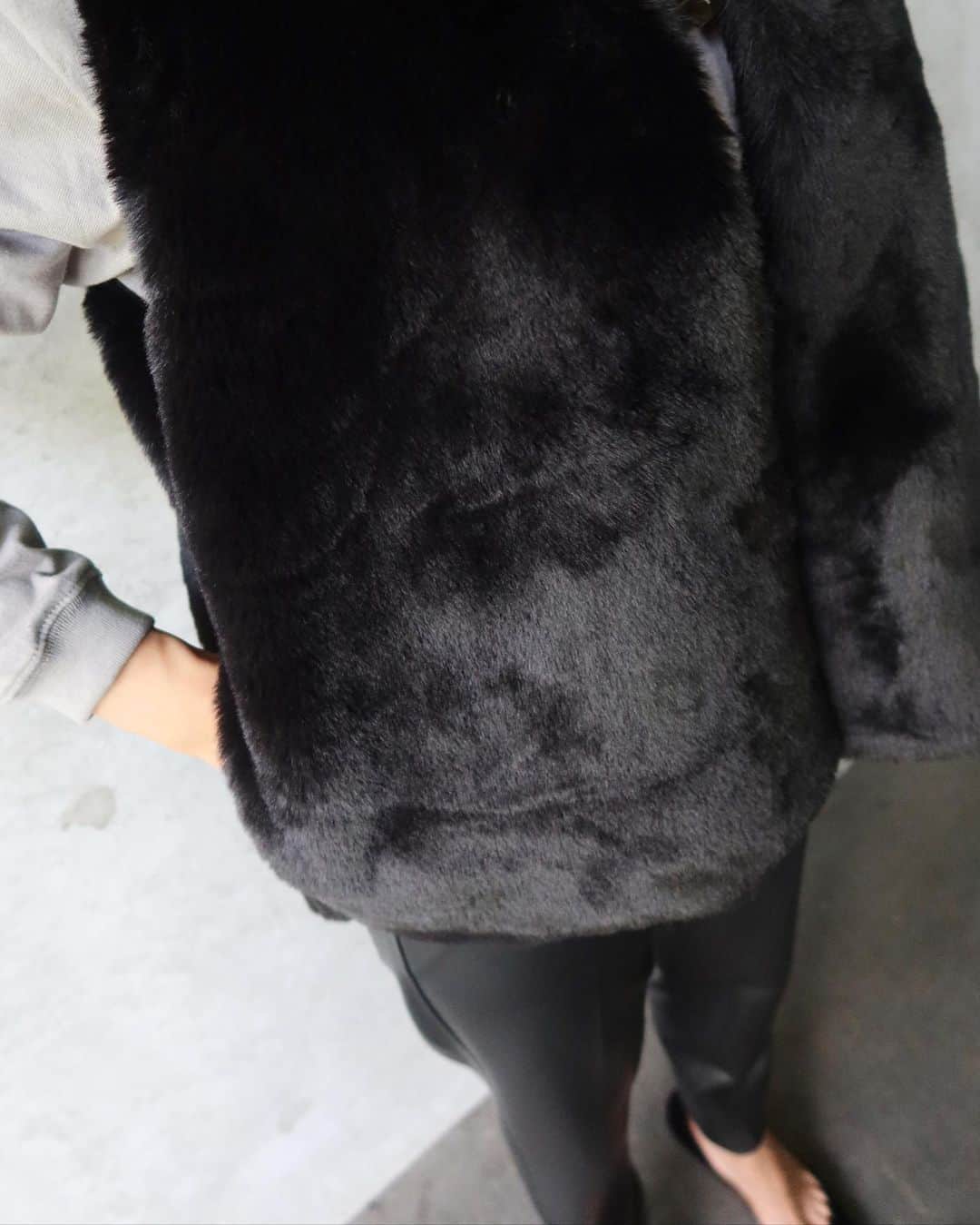 Mai Wakimizuさんのインスタグラム写真 - (Mai WakimizuInstagram)「秋になると着たくなるのがblackコーデ♡まさにこんな感じでハンサムさのあるカジュアルスタイルがしっくり。もうどれも可愛過ぎて全部お勧め！笑 とりあえずジレとパンツは定番blackをゲットしました♡ジレはパーカーの上に着たり冬はコートの上に着たり。正直お値段も可愛いので争奪戦です♡笑 gilet&tops&pants:#linkable @linkable_official(今週8日〜予約販売予定) #wakkinstyle#ootd#coordinate」9月5日 20時02分 - wakkin__m