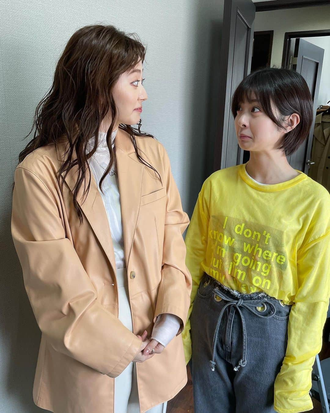 鈴木愛理さんのインスタグラム写真 - (鈴木愛理Instagram)「✴︎ #アニマルズ  大好きな妹、凪ちゃん。 ⁡ 出会ってすぐに打ち解けて なんだか本当の姉妹なんじゃないか？元からわたしの妹だったんじゃないか？と思うくらい、心の底の何かが似ていた私たち。 芝居の中でも、アドリブのタイミングや 作る表情のジャンルが似ていたみたいで笑 スタッフさんにも何度も弄られたね🤣 ⁡ 17歳と28歳で かなり年齢も離れているのに あんなにも #鹿森姉妹 として本物の姉妹のように、スタッフさんにも視聴者の皆様にもたくさん愛してもらうことができたこと、ほんとに感謝しています☺︎ ⁡ アニマルズ全体のクランクインは 第一話で凪ちゃんに髪の毛乾かしてもらうのに、ビッショビショのまま出勤する海ちゃんのシーンでした。なので、1番はじめに海ちゃんを構築する際にそばにいてくれたのも凪ちゃんだったわけです。 ⁡ 海ちゃんが素の部分を出せるのが、風緒と妹の凪ちゃん。その中でも、妹の前っていうのは無意識的な素の部分になりますよね。芝居していても、凪ちゃんとのシーンをやることで"鹿森家"の海ちゃんをしっかり取り戻させてくれる頼れる存在でもありました。 ⁡ それにね凪というか、ゆなは どこか若い頃の私を見ているような気持ちになることが多々ありました。(ゆなの方がしっかりしてるけど笑) だから互いに心の底が透けて見えるような感じがして放っておけないというか。 ⁡ そっと言葉をかけあって ぎゅっとハグし合ったことに何度救われたか😌 ⁡ 今までもこれからも、ずっと大切な妹です🫶 たくさんありがとう☺︎ ⁡ ⁡ #仮面ライダーギーツ #みたよ  #変な顔しても似てる #🙄　 #7枚目のゆなは #私が撮ったガチ可愛すぎる写真 #1番最後のは #クランクアップして号泣してる可愛すぎる写真  #ANIMALS」9月5日 20時39分 - airisuzuki_official_uf