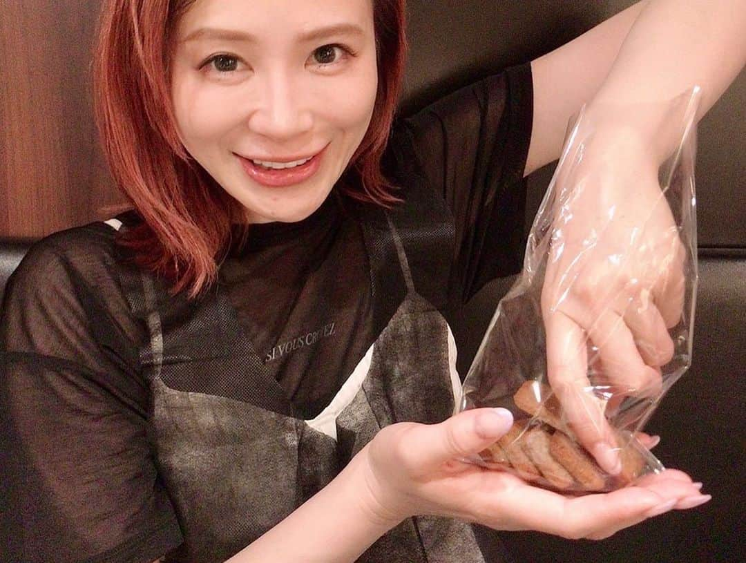 手島優さんのインスタグラム写真 - (手島優Instagram)「・  ヨーコちゃんにお誕生日お祝いしてもらった日❤️  フィナンシェ手作りで作ってくれた✨美味しかったぁぁぁあ🤩 選んでくれたケーキもキラキラ入ってるーー🤩　 　 さすが私の好きを熟知してくれている❣️😘🎂✨　  もう何回お祝いしてもらってるのだろう🌈✨　　  ありがと😍  #12345 #イズミヨーコ #ヨーコちゃん　#ありがとう　#幸せ　#お祝い」9月5日 22時17分 - tejimayuu0827