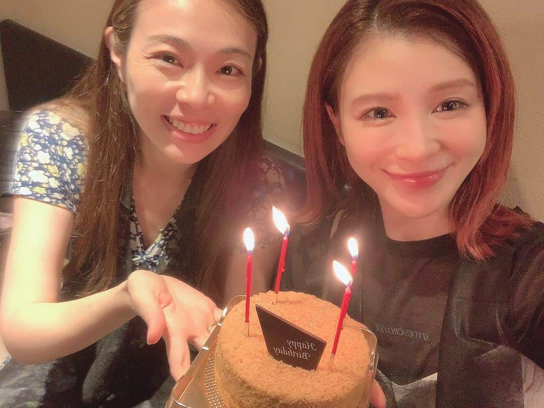 手島優さんのインスタグラム写真 - (手島優Instagram)「・  ヨーコちゃんにお誕生日お祝いしてもらった日❤️  フィナンシェ手作りで作ってくれた✨美味しかったぁぁぁあ🤩 選んでくれたケーキもキラキラ入ってるーー🤩　 　 さすが私の好きを熟知してくれている❣️😘🎂✨　  もう何回お祝いしてもらってるのだろう🌈✨　　  ありがと😍  #12345 #イズミヨーコ #ヨーコちゃん　#ありがとう　#幸せ　#お祝い」9月5日 22時17分 - tejimayuu0827