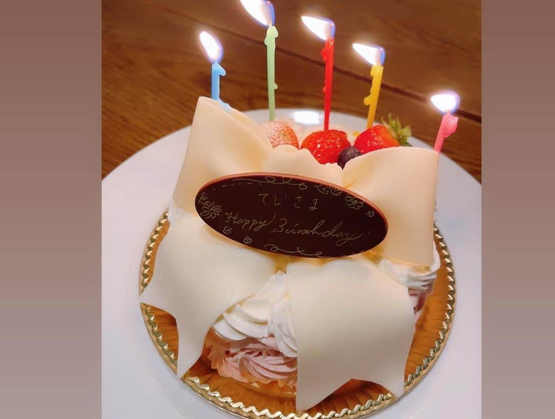 手島優さんのインスタグラム写真 - (手島優Instagram)「・  みひろとまなみんにお誕生日お祝いしてもらった日㊗️  大好きなメルヘンなケーキ🎀　 プレートにてじさま🎂✨ 姫気分でーす👸うふ❤️  　  写真撮ってもらったら…  良い感じにローソクの光が私の顔に反射✌️😝✌️  こんなの初めて…❤️‍🔥  多分この日7時間くらい？ 話してた🎶笑  今年も楽しいお誕生日お祝いありがとう🌈✨  #みひろ　#古川真奈美 #姫　#メルヘン　#ありがとう　#お誕生日お祝い #嬉しい」9月5日 22時27分 - tejimayuu0827