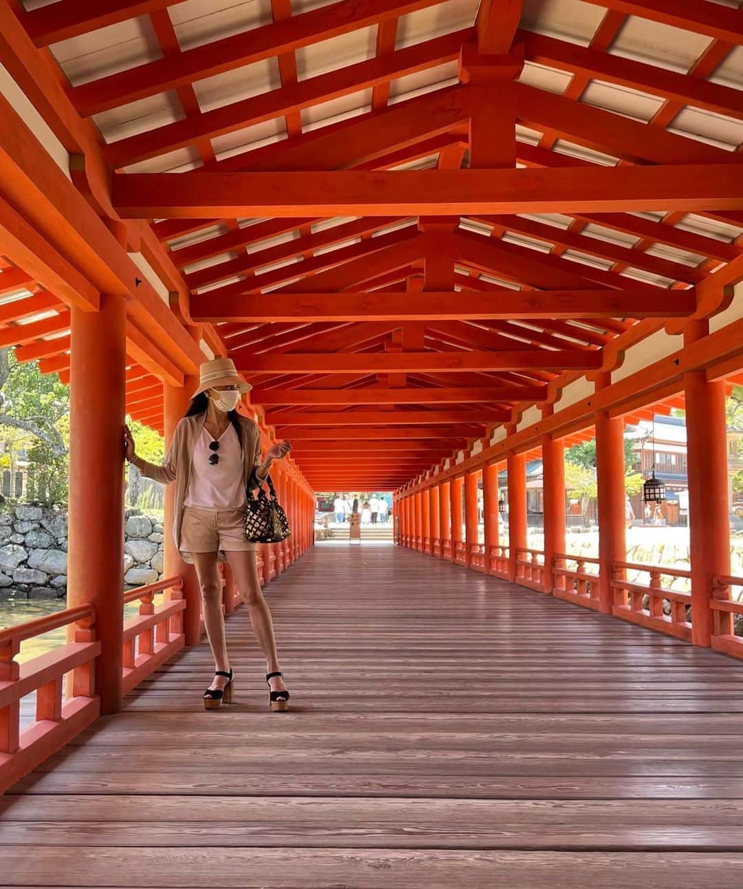 麻美さんのインスタグラム写真 - (麻美Instagram)「世界文化遺産 ． ⛩厳島神社⛩ ． パワースポットでしかない⭐️⭐️⭐️ ． もう本当に素敵💓 ． なんでもっと早く来なかったんだろうか❓ ． 日本三景の一つでもあり世界文化遺産にもなった厳島神社 ． 宮島そのものが 神の島と呼ばれる程 素敵な島⭐️⭐️⭐️ ． 自分にとっていい時期に💓 いい方角に💓 宮島があって来れたこと⭐️ ． これこそ運気300倍 ． 海に浮かぶ幻想的な⛩神社 ． 初めて来たのに凄く懐かしかったのは何故だろう💓 ． きっとこの島は 人の心を癒してくれるパワーがあるからかな〜❓ ． また絶対行きたい島⭐️ ． #日本三景 #日本三景宮島  #世界文化遺産 #広島 #厳島神社 #パワースポット」9月5日 22時27分 - mami0s