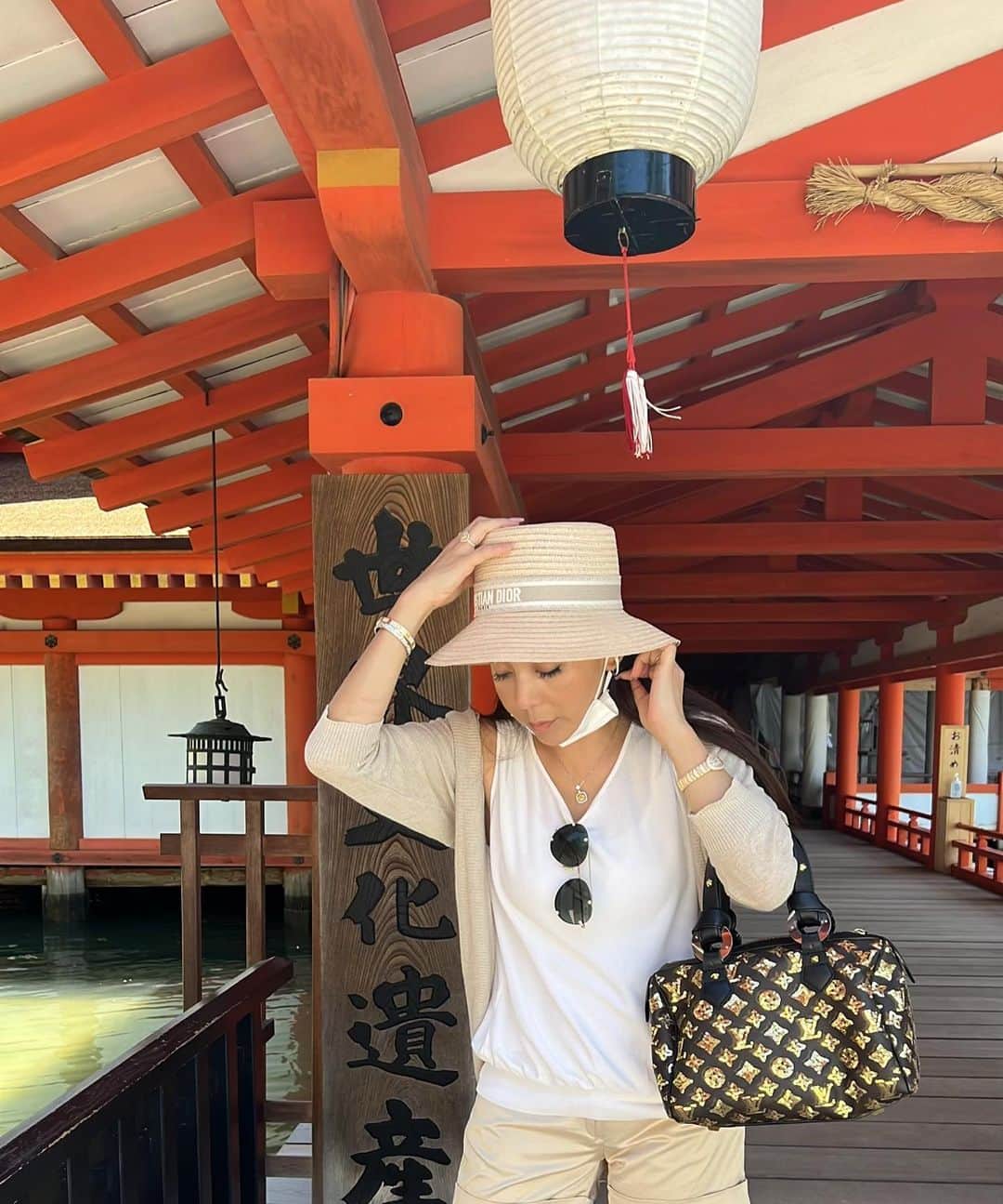 麻美さんのインスタグラム写真 - (麻美Instagram)「世界文化遺産 ． ⛩厳島神社⛩ ． パワースポットでしかない⭐️⭐️⭐️ ． もう本当に素敵💓 ． なんでもっと早く来なかったんだろうか❓ ． 日本三景の一つでもあり世界文化遺産にもなった厳島神社 ． 宮島そのものが 神の島と呼ばれる程 素敵な島⭐️⭐️⭐️ ． 自分にとっていい時期に💓 いい方角に💓 宮島があって来れたこと⭐️ ． これこそ運気300倍 ． 海に浮かぶ幻想的な⛩神社 ． 初めて来たのに凄く懐かしかったのは何故だろう💓 ． きっとこの島は 人の心を癒してくれるパワーがあるからかな〜❓ ． また絶対行きたい島⭐️ ． #日本三景 #日本三景宮島  #世界文化遺産 #広島 #厳島神社 #パワースポット」9月5日 22時27分 - mami0s