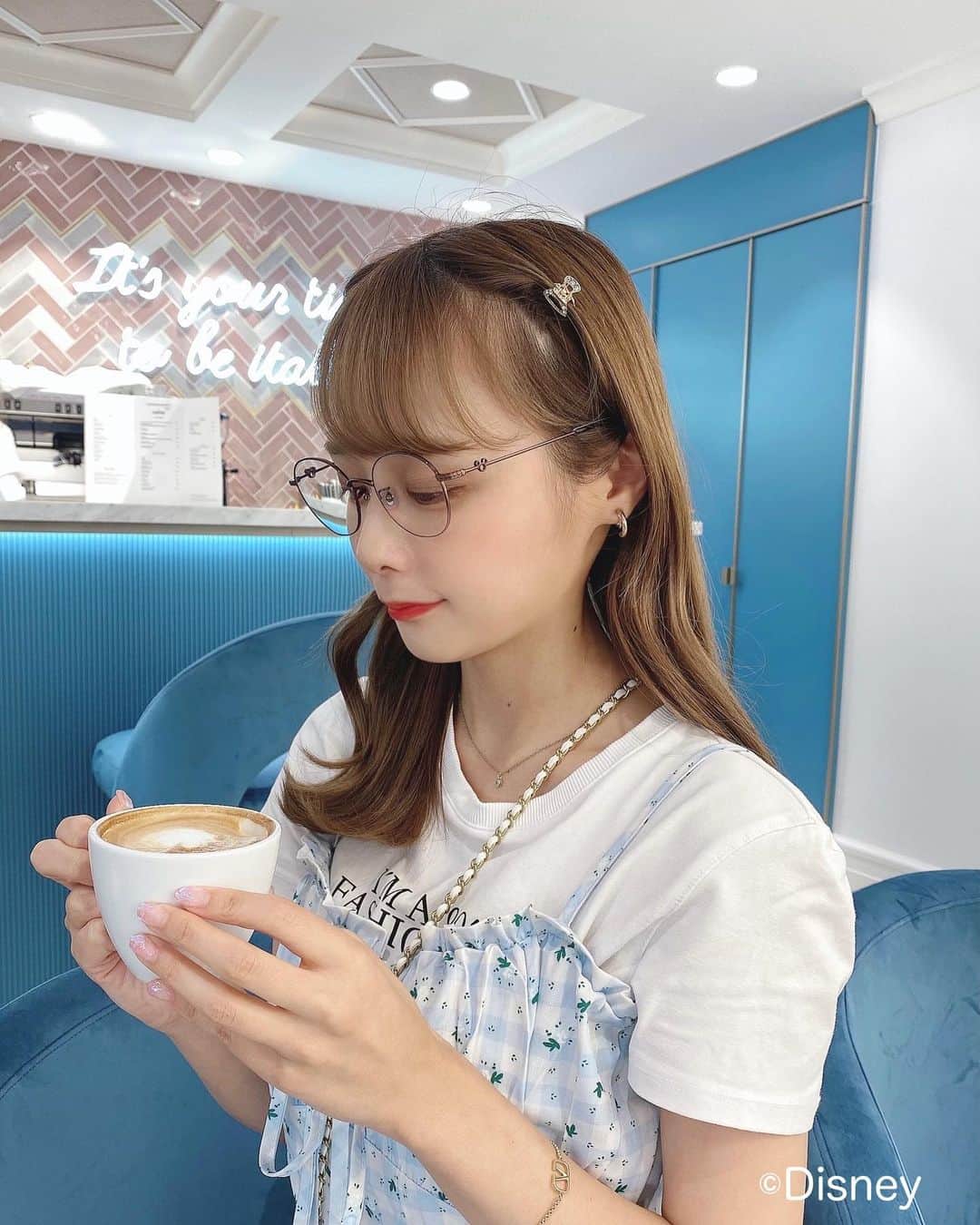 計良日向子（ひなひ）さんのインスタグラム写真 - (計良日向子（ひなひ）Instagram)「. . めちゃくちゃ可愛いメガネをGET🤍 みずきちゃんとお揃いして 珍しくメガネコーデしたよ🐶❕ . . . Zoffから発売された ディズニーキャラクターを モチーフにしたメガネ🐭💕 めっっっちゃ可愛くない？🥺💗 フレームにミッキーマウスデザインが 入っているの🥺💗 こんな可愛いメガネ、、最高、、！ @zoff_eyewear . . . . 形もおしゃれだから カフェとかランチのときの コーデにも合うからたくさん使お🤤 品番：ZF222016_43E1 . . . #zoff #eyewear #ゾフ #メガネ #Disney #ディズニー #pr」9月5日 22時29分 - kerahinako1105