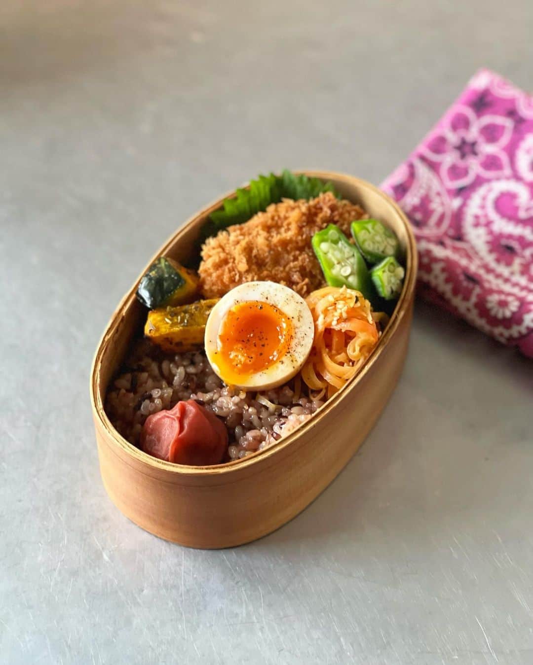 神崎恵さんのインスタグラム写真 - (神崎恵Instagram)「・ ささみフライのお弁当。 おくらの味噌漬けと南瓜のローズマリー焼き。 にんじんナムルとたまごの醤油漬け。 ごはんは、玄米、もち麦、黒米を混ぜて炊いています。  #お弁当 #恵弁 #meggben」9月6日 8時09分 - megumi_kanzaki