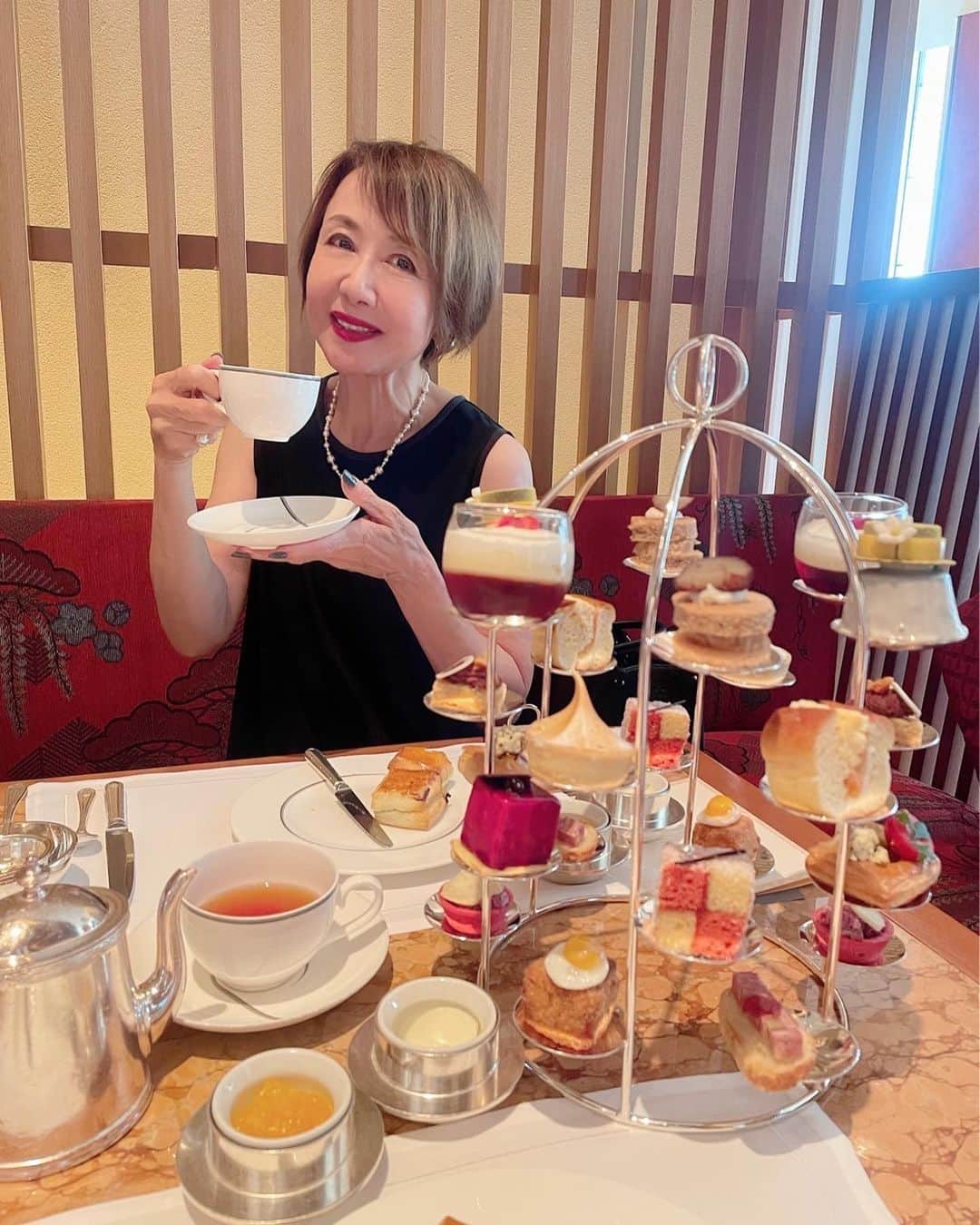 奈美悦子さんのインスタグラム写真 - (奈美悦子Instagram)「ザペニンシュラホテル東京 「プラチナ　ジュビリーアフタヌーンティー」飲み物はJANAT紅茶 シマロンドールSATOIKURI❣️ さとい栗🌰甘い濃厚な香りに癒されます。 久しぶりに美味しい紅茶を頂きました。 楽しいお友達との素敵時間💕 #ザペニンシュラホテル東京 #アフタヌーンティー #美味しかった #janat紅茶 #シマロンドールsatoikuri #さとい栗 #紅茶 #さとい栗紅茶 #友達 #仲良し ＃楽しい#楽しい時間 #癒し」9月6日 8時16分 - nami.etsuko