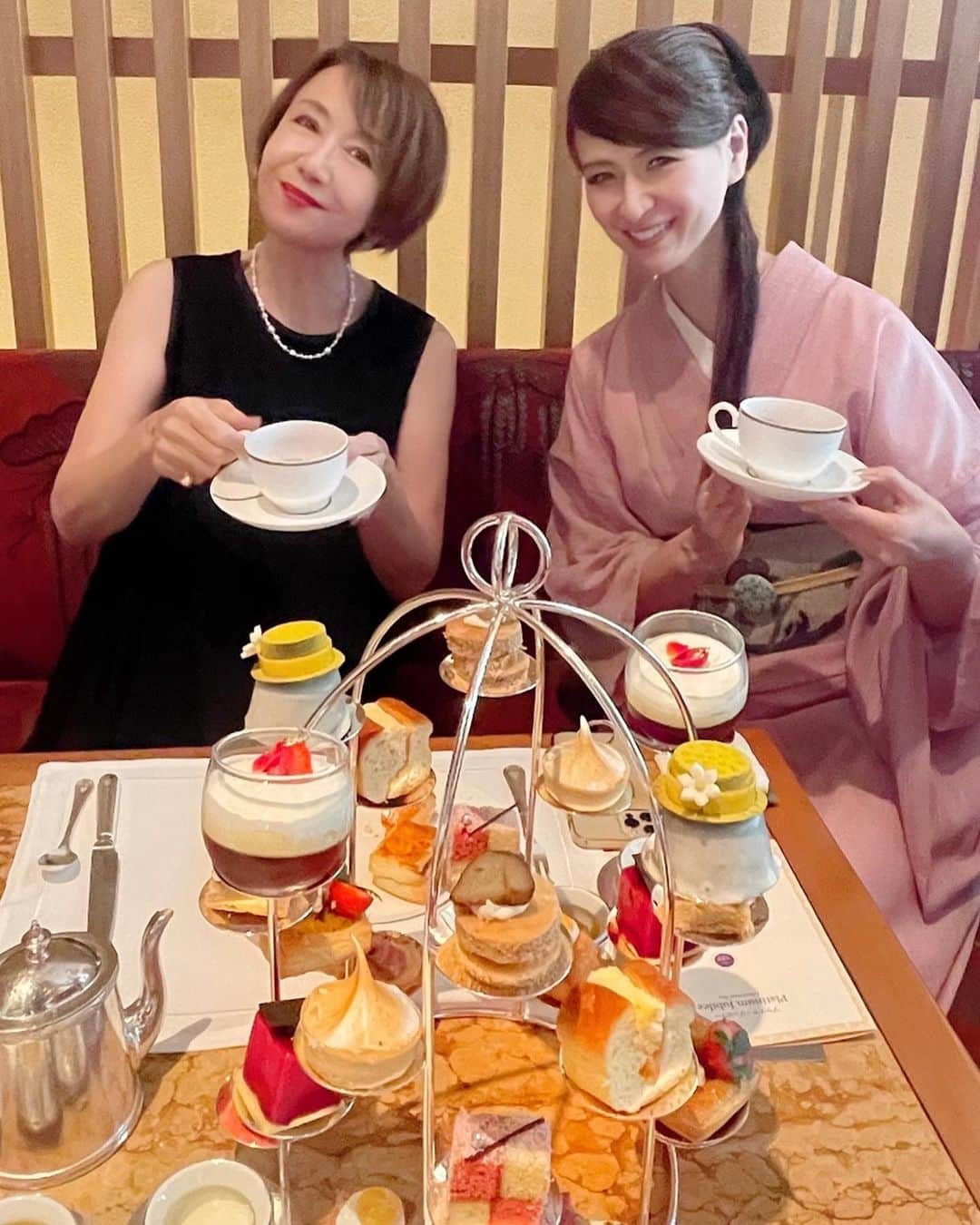 奈美悦子さんのインスタグラム写真 - (奈美悦子Instagram)「ザペニンシュラホテル東京 「プラチナ　ジュビリーアフタヌーンティー」飲み物はJANAT紅茶 シマロンドールSATOIKURI❣️ さとい栗🌰甘い濃厚な香りに癒されます。 久しぶりに美味しい紅茶を頂きました。 楽しいお友達との素敵時間💕 #ザペニンシュラホテル東京 #アフタヌーンティー #美味しかった #janat紅茶 #シマロンドールsatoikuri #さとい栗 #紅茶 #さとい栗紅茶 #友達 #仲良し ＃楽しい#楽しい時間 #癒し」9月6日 8時16分 - nami.etsuko