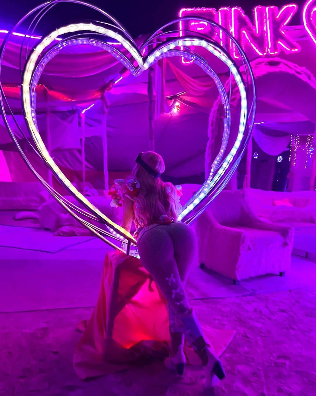 デミ・ローズさんのインスタグラム写真 - (デミ・ローズInstagram)「Back at my favourite place in the World 💗 ✨ Burning Man 22 ✨」9月6日 8時40分 - demirose