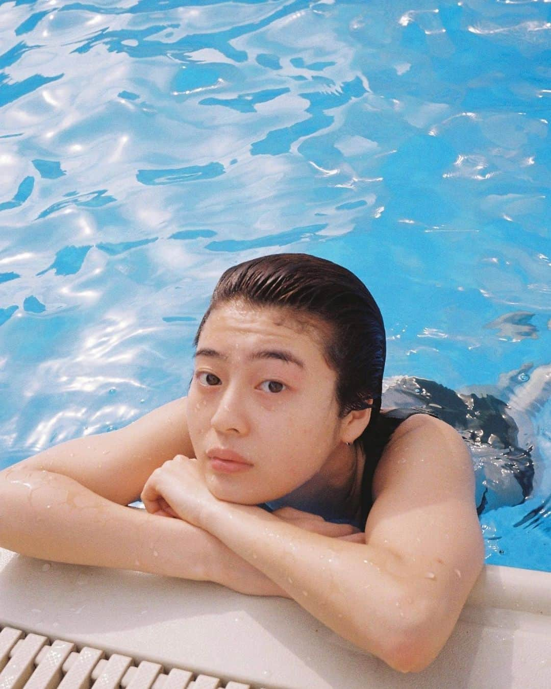 高橋春織さんのインスタグラム写真 - (高橋春織Instagram)「🏊‍♀️💦  プールは潜る派  夏が終わりそうだね~🐳  #haofilm #filmphotography」9月6日 10時57分 - haoringo_official