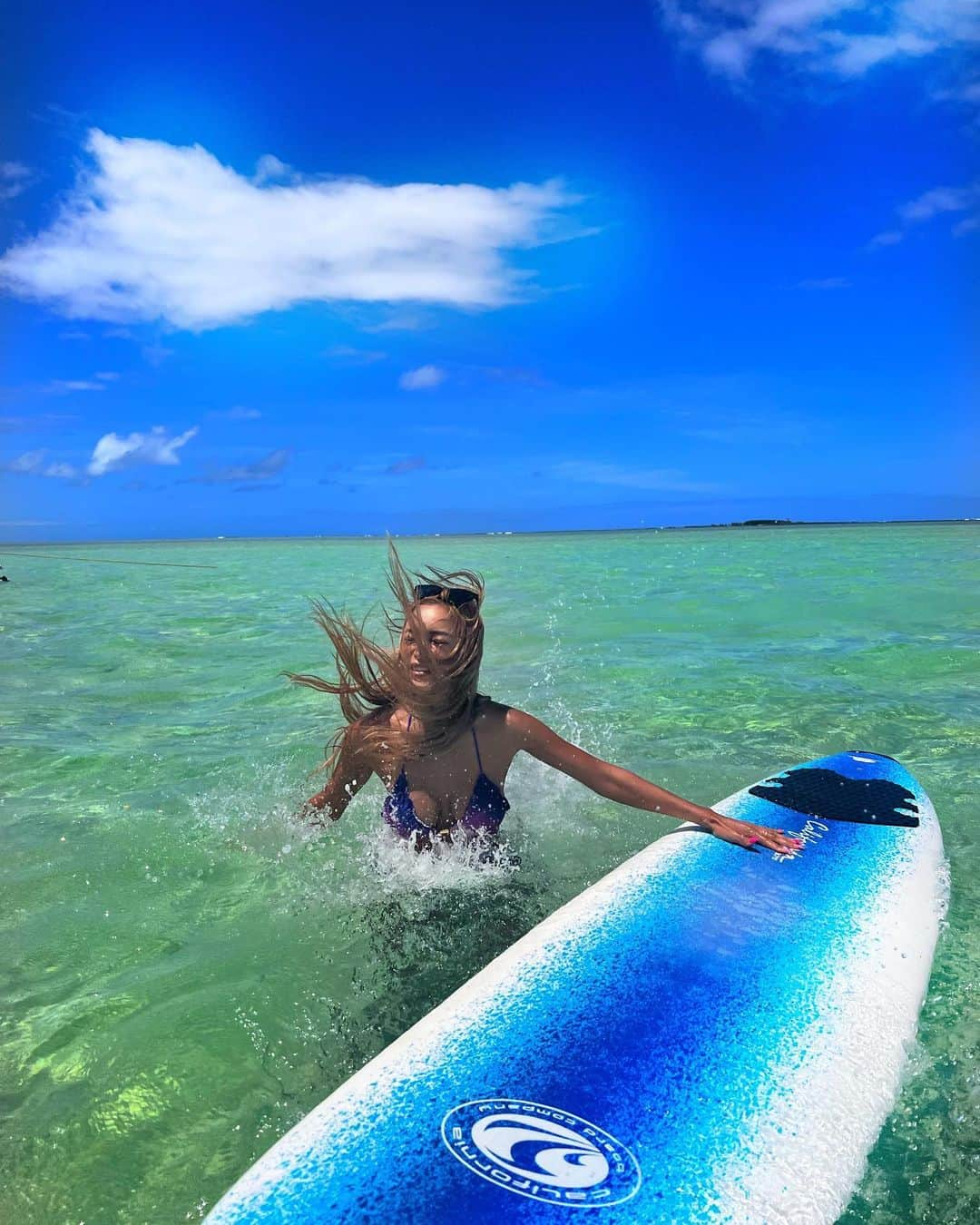 藤木そらさんのインスタグラム写真 - (藤木そらInstagram)「. . Surfing challenge in the heavenly sea in Hawaii ❤️❤️ I was too scared, but the sea is so beautiful that it heals me 🙈🧡 . .Hawaiiの天国の海が絶景すぎてほんま感動やったなぁ(๑ت๑)♡Hawaiiしか勝たん🥺👊 . . Hawaiiはどこ行っても空が絶景すぎて映えます🥺🥺‼️また行くぞ . . .サーフィンしたいんやけど、怖いなぁ😭😭w 写真みると色んな表情の私がいます🤣🤣🤣 . .どれがすきかな？💙💚🧡💜 . . . . . . . . . .  .  #サーフィン #サーフィン女子 #サーフィン初心者 #サーフィン好きな人と繋がりたい #hawaiilife #hawaii🌺 #ハワイ旅行 #ハワイ大好き #ハワイ好き #絶景スポット #誰かに見せたい風景 #世界の絶景 #worldbestgram #worldstar」9月6日 11時50分 - sorafujiki