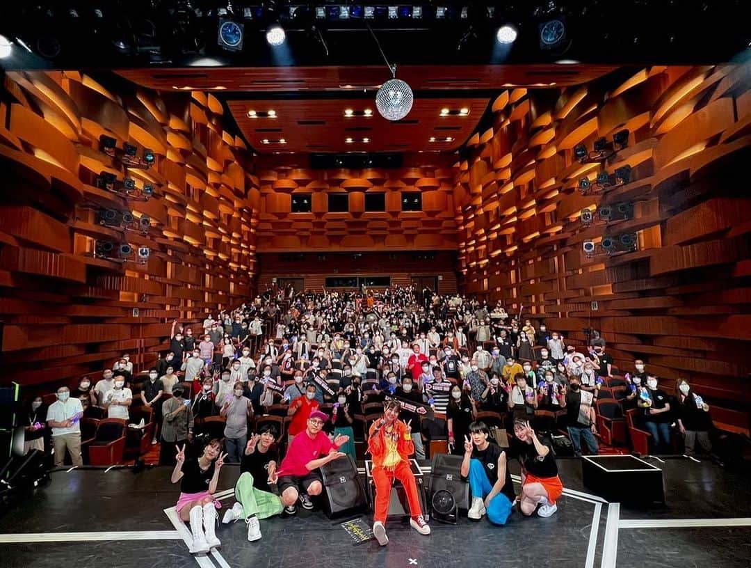 島谷ひとみさんのインスタグラム写真 - (島谷ひとみInstagram)「HITOMI SHIMATANI feat.DJ KANBE SONIC WAVE 2022  9/4  TOKYO FINAL‼️  無事に2公演を終えることができましたーん！  大手町よみうりホールにて、みんなでめいいっぱい気持ちを一つにできたのではないでしょうか？  最っ高でした‼️‼️‼️‼️‼️‼️‼️  みんな本当にありがとう。  そして。。。  当日は、42歳のお誕生日。  42歳、1日2公演🥵  自分で褒めてあげたいと思いますw  あー歌って踊って笑って泣いて嬉しかったな❤️  ありがとう❤️  みんなからの歌は沁みたよ🥺❤️❤️❤️❤️❤️❤️❤️❤️  残すは延期になっています名古屋公演です‼️  9/24名古屋  BM THEATERにてお待ちしております♪  名古屋は、DJ KANBEさん、それから、バックダンサーのDEERETの地元でもござぃまーす❣️❣️  あー楽しみ過ぎる😂❤️  ツアーで皆様にお会いするのはここが一旦最後になるかと思います。  全て出し切りますのでお待ちしておりまーす♪  一旦ねw  #sonic wave #ライブツアー2022 #djkanbe #deeret #大手町よみうりホール #島谷ひとみ」9月6日 13時12分 - shimatani_hitomi_official
