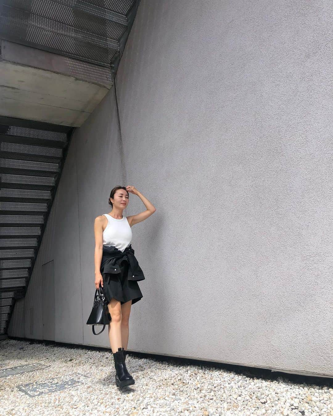 新山千春さんのインスタグラム写真 - (新山千春Instagram)「今日の私服✨  お気に入りの シャツロンパースは  @searoomlynn_official 🤍  この間展示会行ってきたけど、 AWの新作もめちゃくちゃ 可愛かったよ💜✨  ネイルは ヘイリービーバーが してた グレイズドドーナツネイル💅  @lifenail_ebisu 🤍  まつげパーマは  @orlatte_nakameguro 🤍  #新山千春 #searoomlynn #グレイズドドーナツネイル」9月6日 15時04分 - chiharuuu_0114