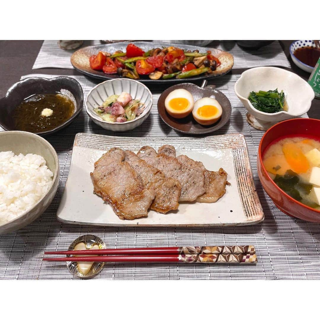 真野恵里菜さんのインスタグラム写真 - (真野恵里菜Instagram)「#いつかの夕飯 お肉がメインの日🍽 ・イベリコ豚のソテー ・トマトとアスパラときのこのニンニク醤油炒め ・もずく酢 ・タコと胡瓜の梅和え ・味玉 ・ほうれん草のお浸し ・白米 ・お味噌汁 イベリコ豚はお肉の旨味がとってもあるので シンプルに塩コショウをして焼いて お好みで柚子胡椒をつけて食べるのが1番好み🤗 . . お魚系がメインの日🍽 ・ししゃも ・イカとアスパラの大葉炒め ・枝豆入りだし巻き卵 ・ほうれん草と鶏胸肉の胡麻和え ・パプリカと玉ねぎのポン酢マリネ風 ・めかぶ納豆 ・白米 ・お味噌汁 ししゃもはなかなから手に入らないので こうして食卓に並ぶといつもちょっとテンションが高くなる我が家。笑 イカはリング状のものを買ったけど 3等分くらいに切って切り込みを入れて食べやすくしました💡 . . これから食欲の秋がやってくるので 作るのも食べるのもより一層楽しくなりそう🤤 みんなは何を食べるのかな？？ #まのごはん #献立記録  #スペイン生活 #我が家の食卓」9月6日 15時32分 - erinamano_official