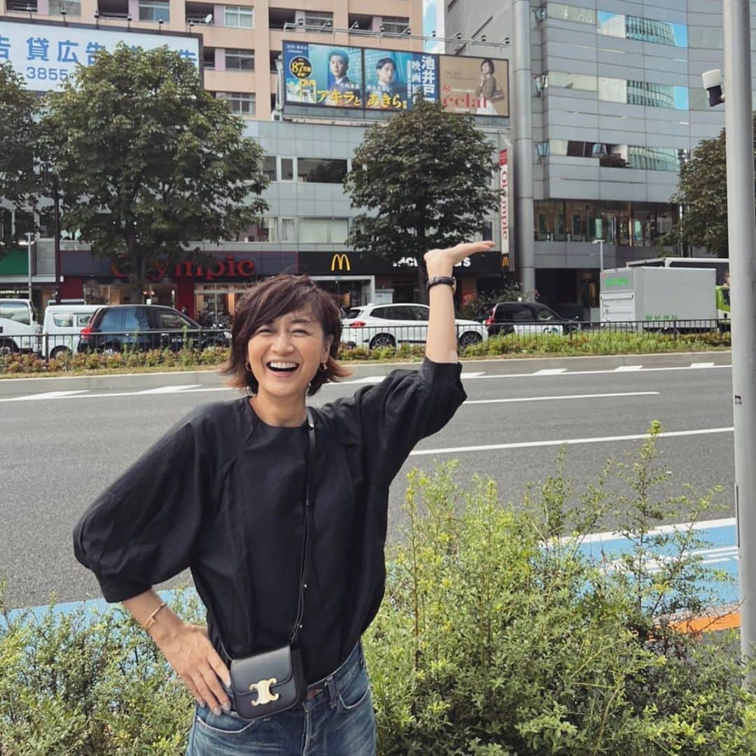 富岡佳子さんのインスタグラム写真 - (富岡佳子Instagram)「青山通りで見つけました👀 イケメンのお二方と💓 #éclat #アキラとあきら  スワイプしてみてくださいね！」9月6日 16時35分 - yoshikotomioka