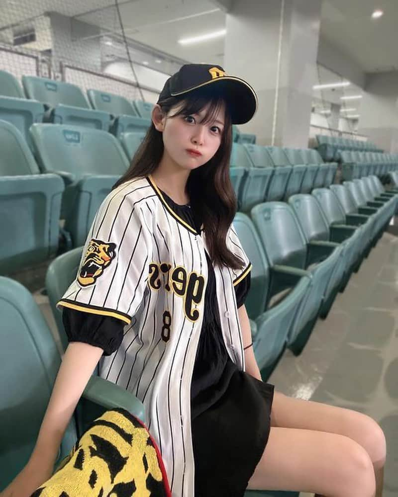 美女美容事情さんのインスタグラム写真 - (美女美容事情Instagram)「《かわいすぎる野球女子💛🖤⚾️》 *⁠ 今回ご紹介させて頂きますのは!!👀❤︎⁠⠀ 今井七緒さん< @imainao_429 >の素敵なお写真📸⁠⠀⁠⠀⁠⠀⁠ *⁠⠀⁠⠀⁠⠀⁠⠀ 阪神タイガースファンの清楚系美女💕🐯 一緒に野球観戦したいですね🤩🏟 *⠀⁠⠀⁠⠀⁠⠀⁠⠀ 今井七緒さん< @imainao_429 > ⁠⠀⁠⠀⁠⠀⁠⠀ 素敵な投稿ありがとうございました🍀📸✨ *⠀⁠⠀⁠⠀⁠⠀⁠⠀ 今井七緒さんのアカウントには他にも素晴らしい投稿が沢山ありますので是非覗いてみてくださいね💁‍♀️💙⁠⠀⁠⠀⁠⠀⁠⠀ *⠀⁠⠀⁠⠀⁠⠀⁠⠀ △▼△▼△▼△▼△▼△▼△▼△▼△▼ ⁠⠀⁠⠀⁠⠀ ❤🧡💛「美女美容事情」💚💙💜⠀⠀⠀⠀⠀⠀⠀⠀⠀⠀⠀⠀⠀⠀⁠⠀⁠⠀⁠⠀⁠⠀⁠⠀ 👇掲載ご希望の方は👇⠀⠀⠀⠀⠀⠀⠀⠀⠀⠀⠀⠀⠀⠀⠀⁠⠀⁠⠀⁠⠀⁠⠀⁠⠀ @b_b_j.jタグ付けと🖤 #ビジョビ ⁠⠀ 🖤タグ付けお願いします✨⠀⠀⠀⠀⠀⠀⠀⠀⠀⠀⠀⠀⠀⠀⠀⁠⠀⁠⠀⁠⠀⁠⠀⁠⠀ △▼△▼△▼△▼△▼△▼△▼△▼△▼ ⁠⠀⁠ #虎エール #中野拓夢 #佐藤輝明 #阪神タイガース #阪神ファンと繋がりたい #selfie  #水着 #サロモ #japanesegirl #instagood #l4l #f4f #셀카 #얼스타그램 #데일리룩 #일본여행 #인친황영 #선팔하면맞팔 #あざといは正義 #野球好きな人と繋がりたい #インフルエンサー #japanese #野球女子 #プロ野球 #プロ野球観戦 #甲子園球場 #タイガースファン #インスタ野球女子 #ユニフォーム女子」9月6日 18時02分 - b_b_j.j