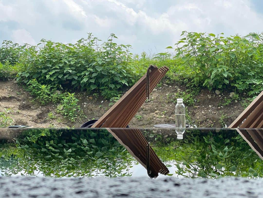 加藤理恵さんのインスタグラム写真 - (加藤理恵Instagram)「『THE HIVE』 横写真シリーズ。 縦は縦、横は横でまとめないと写真が切れていい部分が薄れちゃうけど… 撮るときはそんなこと意識してないんだよな〜  ------------------------  サウナ好きが作った サウナ好きのための サウナに没頭できる シンプルで贅沢な 土の中のホテル。  -+-+-+-+-+-+-+-+-+-+-+-+-  『TheHive』(ザ・ハイブ)  ✅場所 富山県中新川郡 立山連峰と一面に広がる田園が美しすぎる。  ✅特徴 1棟貸し切り型のサウナが主役のホテル。 宿泊も日帰り利用もOK。 建物の半分は土の中、トンネル構造の建物。  半地下なのに、とても明るく景色が良い。 地下って圧迫感があったりするけどそれもなく、むしろ没入感を味わえるという不思議な建物。  ✅ホテルとして とてもシンプルで、必要最低限。 室内は4人以上だと狭いけど サウナやテラスで過ごす時間がメインだから問題なし。  建物に入るとすぐにリビングキッチン。 シングルベッドの個室2つ、 ダブルベッドの個室1つ、 リビングキッチンに布団をしいて、計6人まで泊まれるそう。  ✅2種類のサウナ タイプの違う2室。 どちらのサ室も横に広い窓があって涼しげな水風呂やテラス、その奥の大自然が暑さを忘れさせてくれる。 窓が全面ではないことで程よい没入感が味わえるんだな～と。 半地下感は確かにあるんだよな。 あるんだけど、それがいいの、安心感というか大地に包み込まれてるような感覚（笑）  ●サウナ「IRORI」 座面３段 定員７～９名 ストーブが真ん中にどーん！ 囲炉裏を囲むように楽しむ高温サウナ。 ロウリュしまくったら未体験の高温になった(笑) 木製枕も置いてあるよ。  ●サウナ「ENGAWA」 低温1段のゆったりサウナ。 背もたれが広く高く、角度がゆるいので、リクライニングチェアに座るみたいに入れる。 こちらは80℃くらいとのことで油断してたけど、立ちあがったら耐えられない熱さ(笑) 低温とはいえロウリュ次第で温度は好きにできる。 IRORIとは座面が低いか高いかの違いかな？と。  ✅ロウリュ水 季節の？ハーブ。 あたしが行った時はラベンダーとヒノキ。 フレッシュハーブの強すぎない自然の香りが最高。  ✅インフィニティ水風呂 インフィニティ水風呂！！ 広く、美しく、どこまでも続きそうな・・・このサウナのセンターです。主役です。 存在感、神々しさ、美貌はもちろん、気も利くし実力もすごい！  キンキンの井戸水かけ流し。 いつまででも入っていたくなるようなまろやかさ。  場所によって深さが違うので、 立って頭まで入るもよし、半身浴もよし。深いところは1.3mだそう。  ✅外気浴 木製のリクライニングチェアや、 ベンチに寝っ転がったり  ✅屋上外気浴 建物の上は全面芝生！ ここに水風呂からつながる梯子を使って登れるの。 しかしあまりに怖すぎて、外から回ったけどね(笑) 屋上からの景色がもーーーーう素晴らしすぎて、 ずっと芝生にごろんしてた。  ✅その他 タオルセット、サンダルはある。 ガウンやサウナハットは持参で。 冷蔵庫の中にはハーブウォーター。その他の飲み物は有料。 化粧水はショップでも販売されてるラベンダーシリーズ✨いい香り。  ✅導線がすごい！15歩で全てが終わる ホテルのメイン部屋→脱衣所←建物の入口 と、さすがサウナホテル とにかくすぐ脱げるようになっていて(笑) 脱衣所からの導線に無駄がなさすぎて繊細な体の感覚を逃さず外気浴までいける。 今まで体験したどこのサウナより 無駄なくスムーズに次の工程に入れた。  ✅『Healthian-wood 』 『THE HIVE』がある『Healthian-wood 』(ヘルジアンウッド)は 美と健康をテーマとした複合施設。 レストラン、ショップ、イベントスペース、ハーブ園などがウッドデッキでつながっている素敵地帯✨ . . . #サウナ #サウナガール #サウナ女子 #富山サウナ #貸切サウナ #thehive #ヘルジアンウッド #おいしい外気浴 #サウナ好きな人と繋がりたい #富山旅行 #サ旅」9月6日 18時08分 - vivi_729