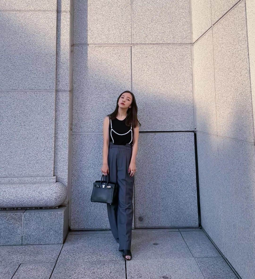 板野友美さんのインスタグラム写真 - (板野友美Instagram)「🕶👢🖤  私服久々に撮った🫶🏻  #tops @reformation  #bottom  @amerivintage  #bag @hermes  #sandal @newbottega  #ootd #Fashion #友style」9月6日 18時28分 - tomo.i_0703