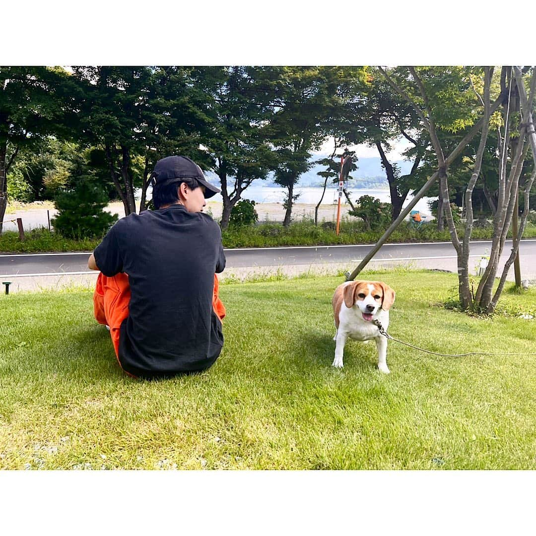 松本伊代さんのインスタグラム写真 - (松本伊代Instagram)「富士河口湖トライアスロン2022 スイムからの バイクで 河口湖半周からの西湖へ行く坂道からの西湖3周してきたバイクでの ヒロミさん 笑顔でこっちを向いてくれてる💪  すごいー！  #選手の方が通らない時は 休憩 #楽しい応援 #感動 #りょおとビーグルちゃん ＠ryo_kozono #ビーグルちゃんも休憩 #警備の方もご苦労さまでした #小園凌央 #松本伊代」9月6日 18時31分 - iyo14_official