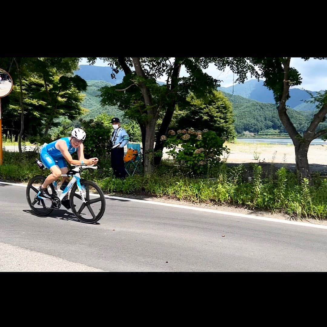 松本伊代さんのインスタグラム写真 - (松本伊代Instagram)「富士河口湖トライアスロン2022 スイムからの バイクで 河口湖半周からの西湖へ行く坂道からの西湖3周してきたバイクでの ヒロミさん 笑顔でこっちを向いてくれてる💪  すごいー！  #選手の方が通らない時は 休憩 #楽しい応援 #感動 #りょおとビーグルちゃん ＠ryo_kozono #ビーグルちゃんも休憩 #警備の方もご苦労さまでした #小園凌央 #松本伊代」9月6日 18時31分 - iyo14_official