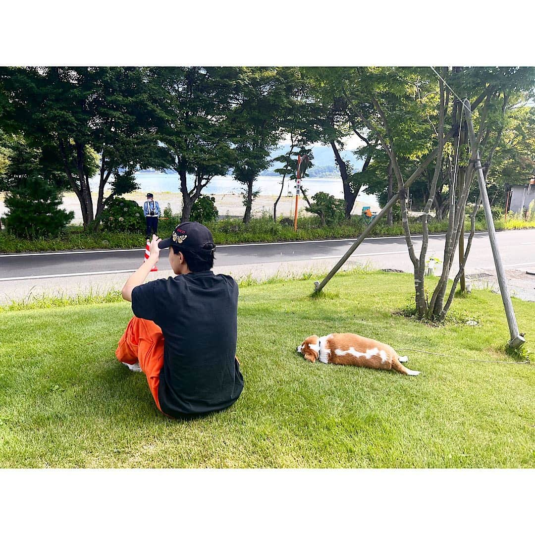 松本伊代さんのインスタグラム写真 - (松本伊代Instagram)「富士河口湖トライアスロン2022 スイムからの バイクで 河口湖半周からの西湖へ行く坂道からの西湖3周してきたバイクでの ヒロミさん 笑顔でこっちを向いてくれてる💪  すごいー！  #選手の方が通らない時は 休憩 #楽しい応援 #感動 #りょおとビーグルちゃん ＠ryo_kozono #ビーグルちゃんも休憩 #警備の方もご苦労さまでした #小園凌央 #松本伊代」9月6日 18時31分 - iyo14_official