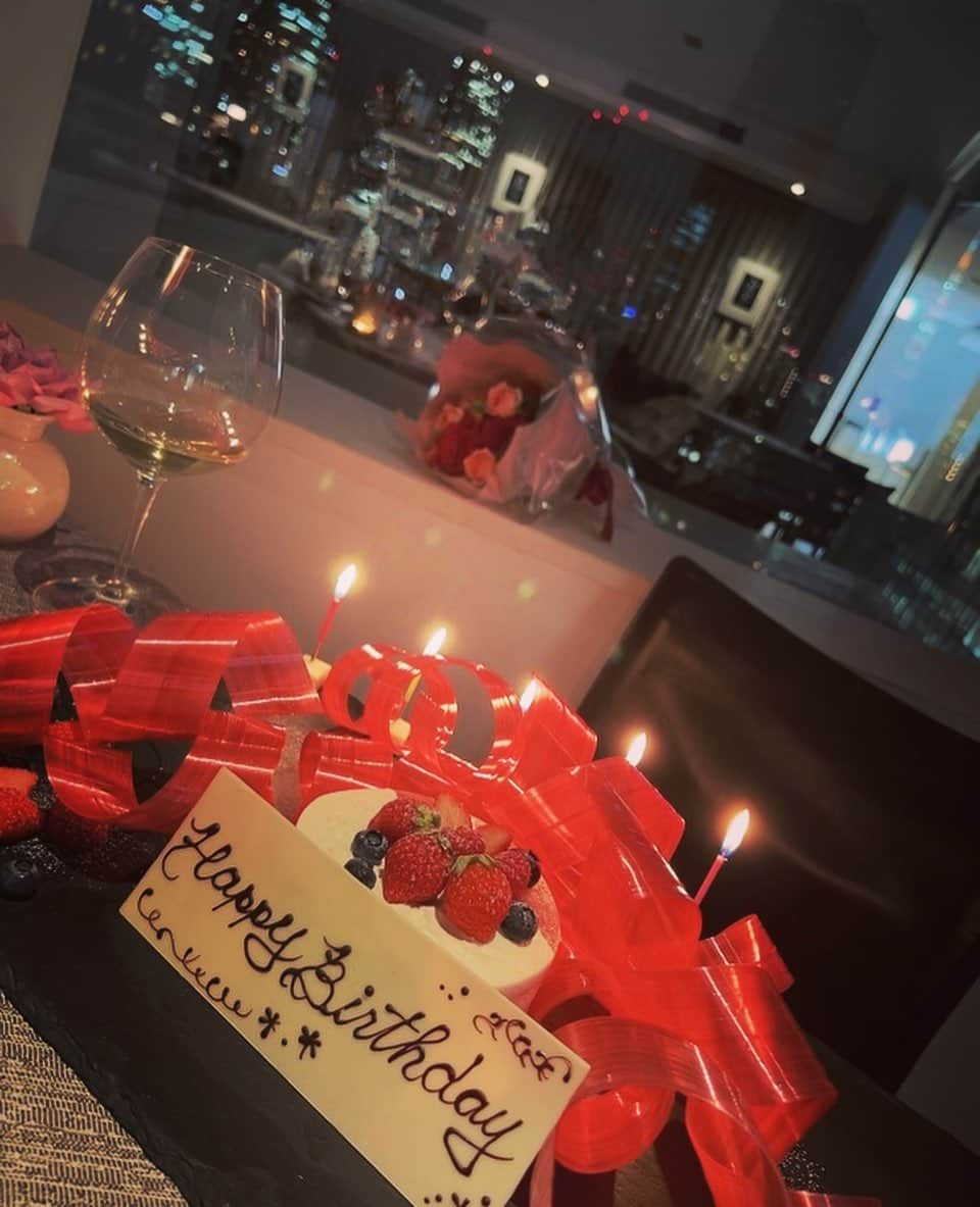 小松崎真理さんのインスタグラム写真 - (小松崎真理Instagram)「ケーキ可愛い〜🥂☺️🌹 ・ ・ ・ ・ #ケーキ#誕生日#バースデープレート#六本木#ヒルズ#六本木ヒルズ#ディナー#六本木ディナー#夜景#女子会」9月6日 18時34分 - xs2.mari.s2x