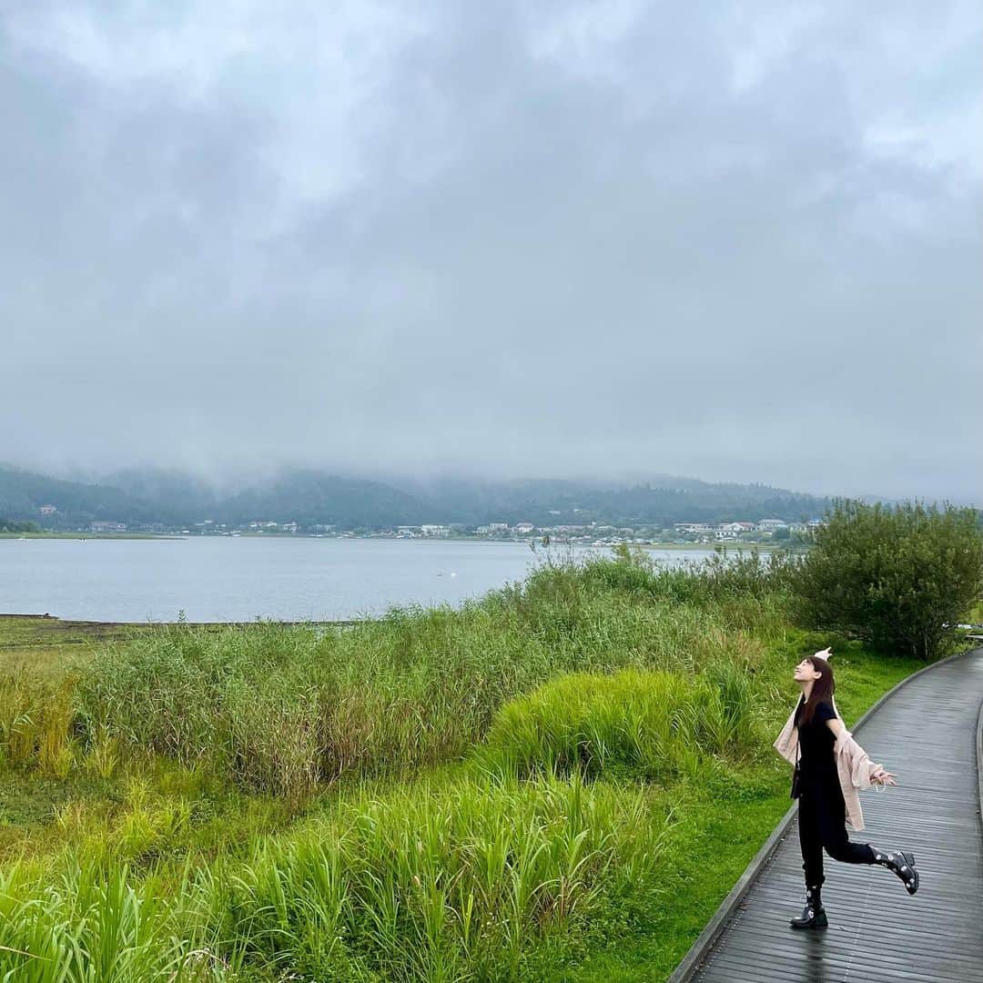 Peppe（緑黄色社会）さんのインスタグラム写真 - (Peppe（緑黄色社会）Instagram)「folklore🤳🎧🤍 8月末にフェスで行った山中湖の雨上がりの朝がだいすきなアルバムを聴くのに今まででいちばんドンピシャな場所で多幸感に包まれすぎて帰りたくなかった夏の終わり余韻記録。そして…ついに…来週は…武道館だよ、よ！楽しみ、よ！」9月6日 21時04分 - peppe1206