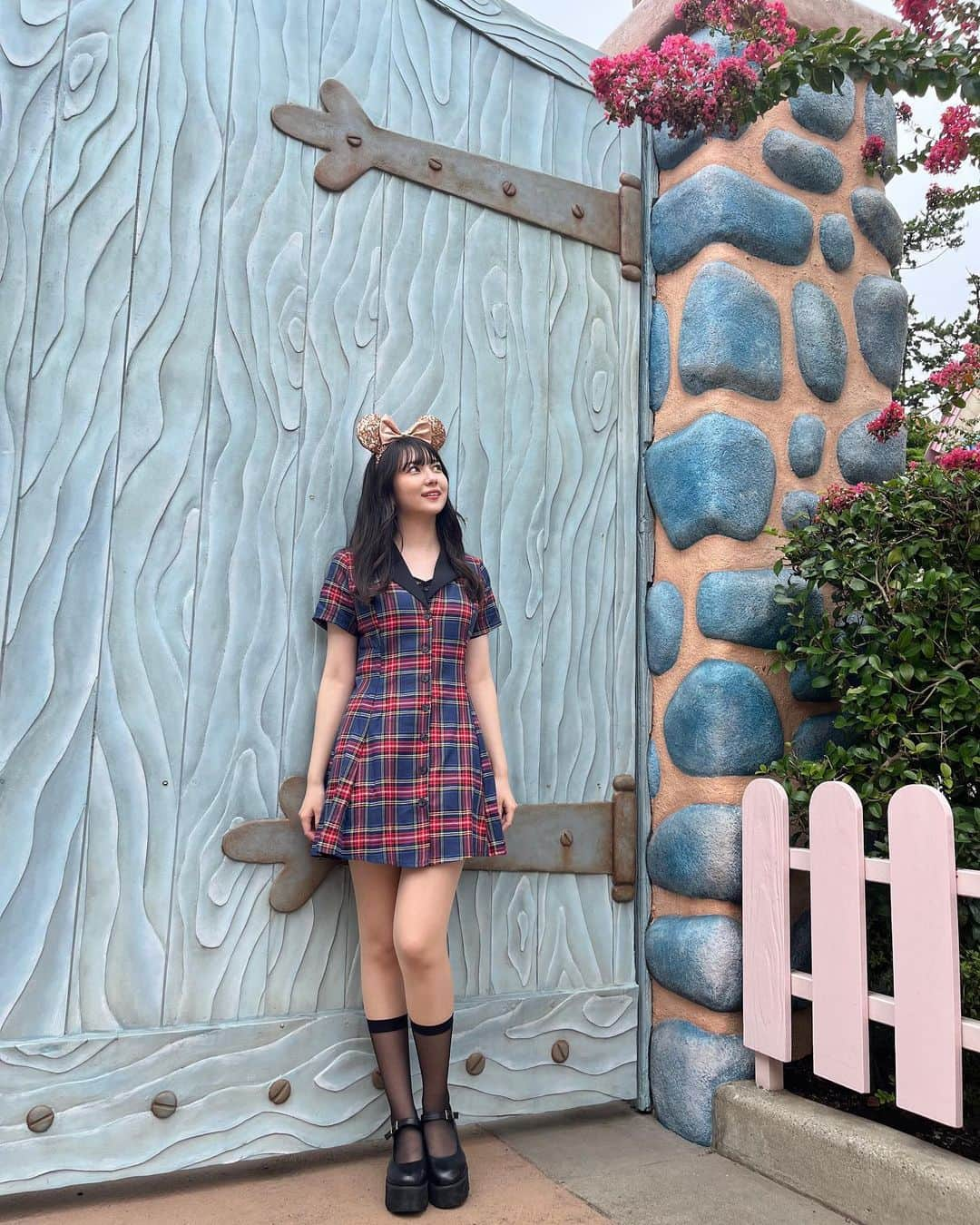 菅井純愛さんのインスタグラム写真 - (菅井純愛Instagram)「・  Disneyland🏰  チェックコーデで行ったよ〜〜   #disney  #disneyland  #disneyprincess  #disneystyle  #ディズニーランド  #ディズニー  #ディズニーコーデ  #ディズニーカチューシャ  #fashion  #fashionstyle  #ありぽんふぁっしょん  #06  #06년생  #16yearsold  #173cm  #jk  #jk1  #fjk  #ファッション  #高校生  #model  #모델  #japanesegirl  #고교생  #오오티디  #패션  #패션스타그램  #셀카  #时尚  #模特兒」9月6日 21時42分 - aria_sugai