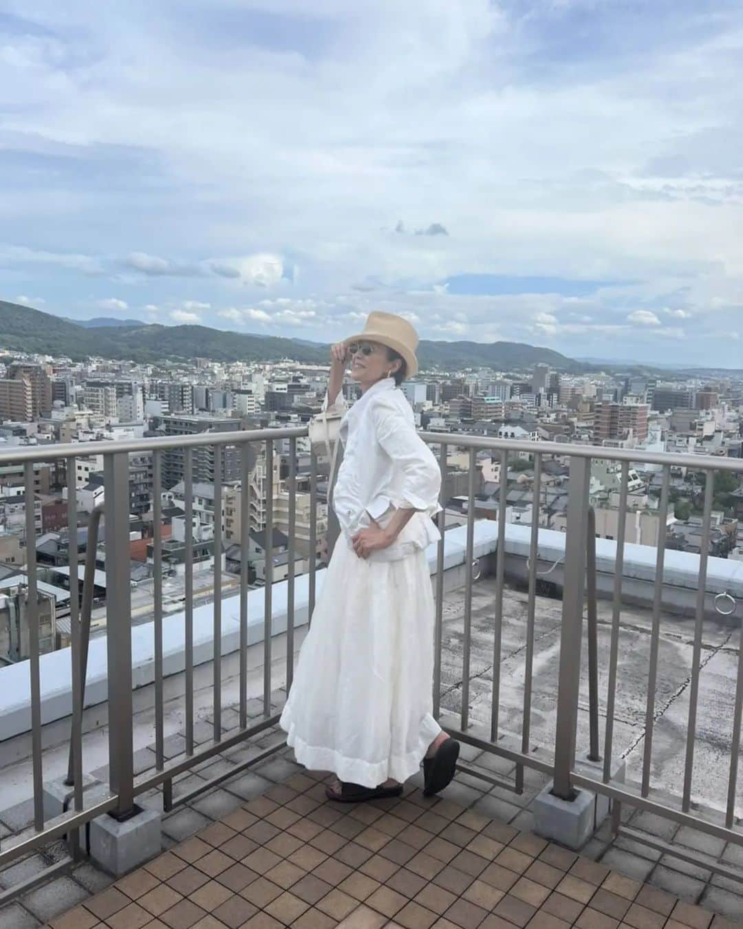 萬田久子さんのインスタグラム写真 - (萬田久子Instagram)「暮れなずむ 京都で　ひとり何おもう、、、❤ #白コーデ #うふふ #萬田久子 # HISAKOMANDA」9月6日 21時47分 - hisako.manda_official